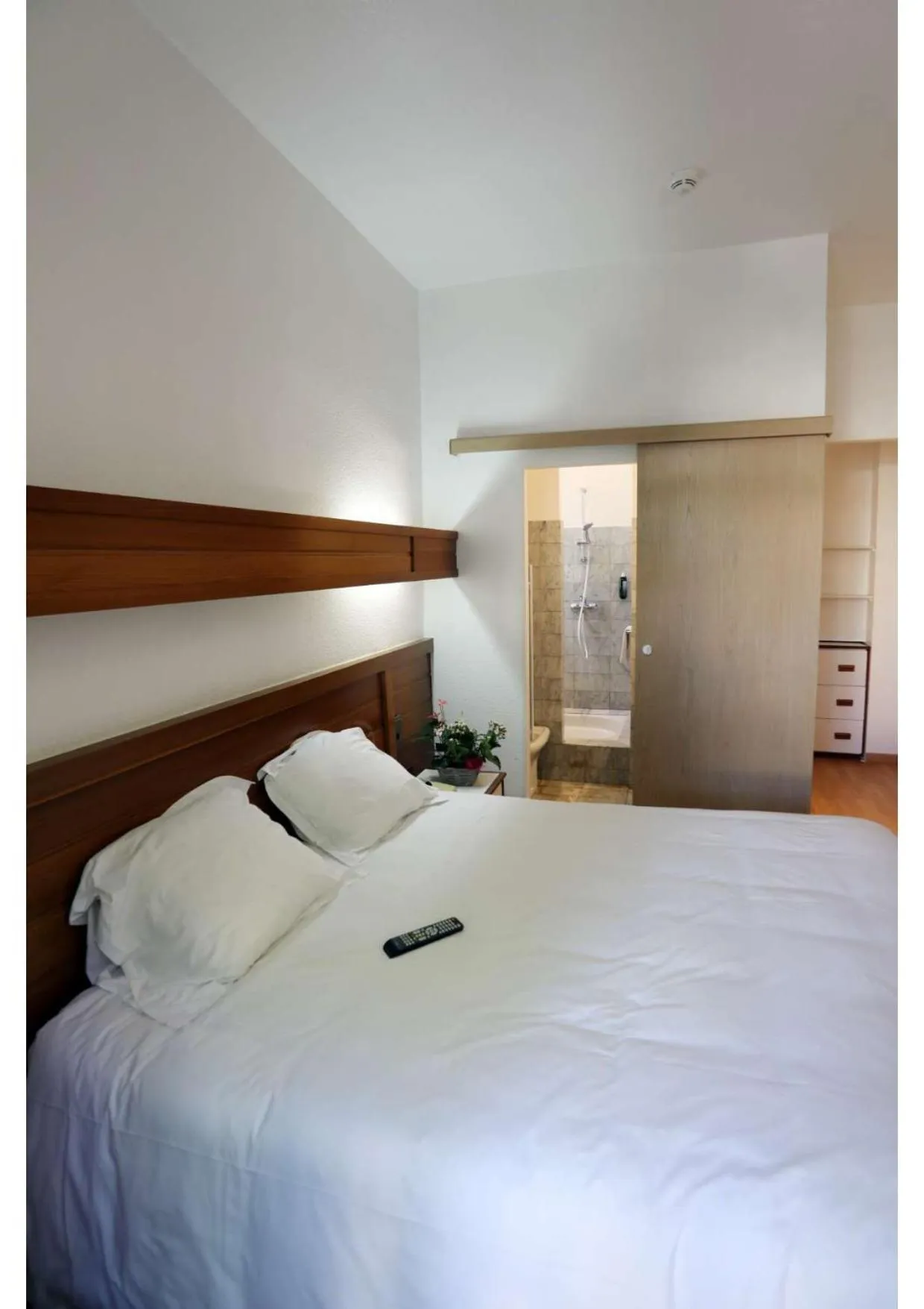 Bed in Hôtel Belleville