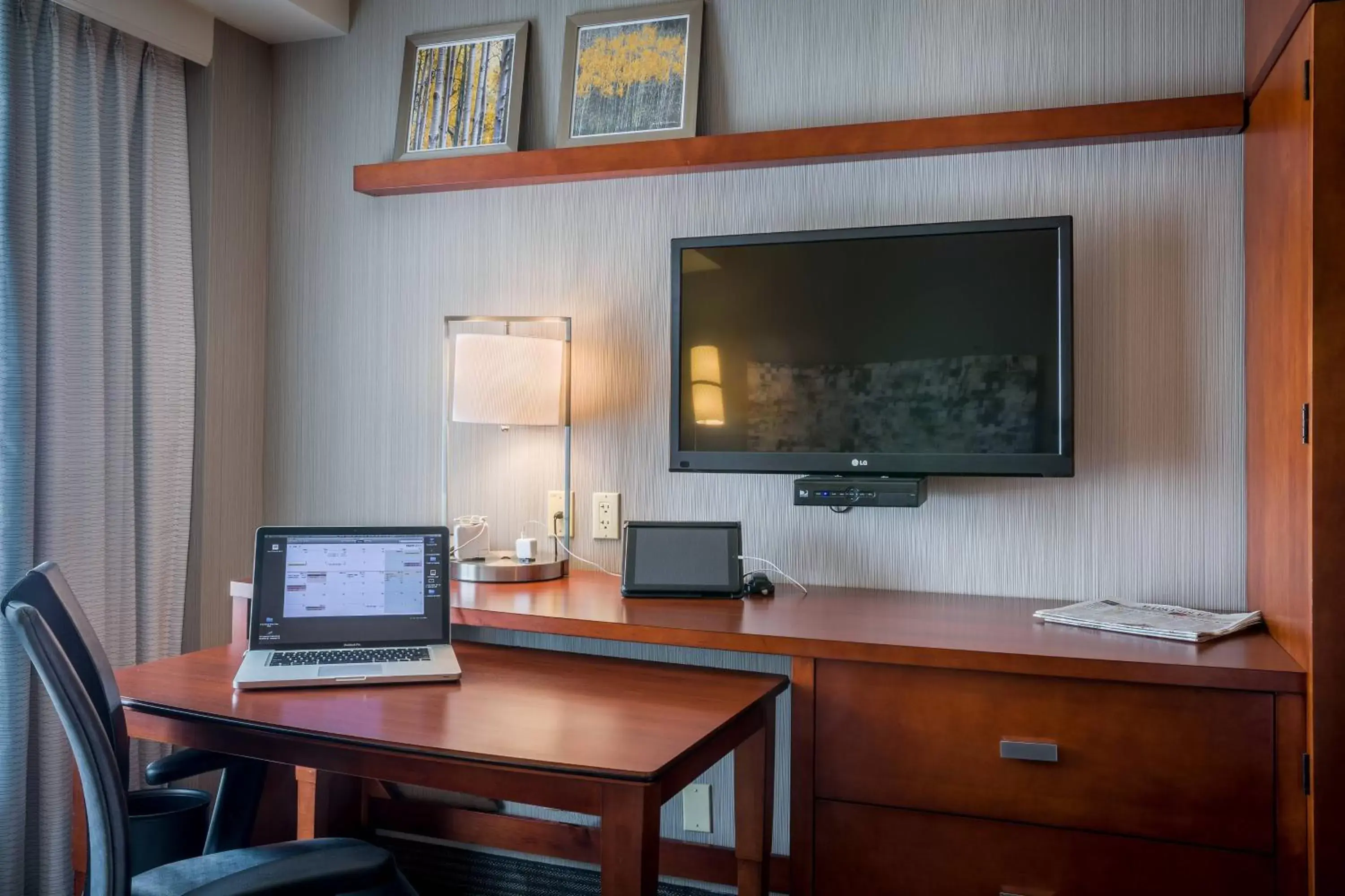 Photo of the whole room, TV/Entertainment Center in Courtyard by Marriott Los Angeles Westside
