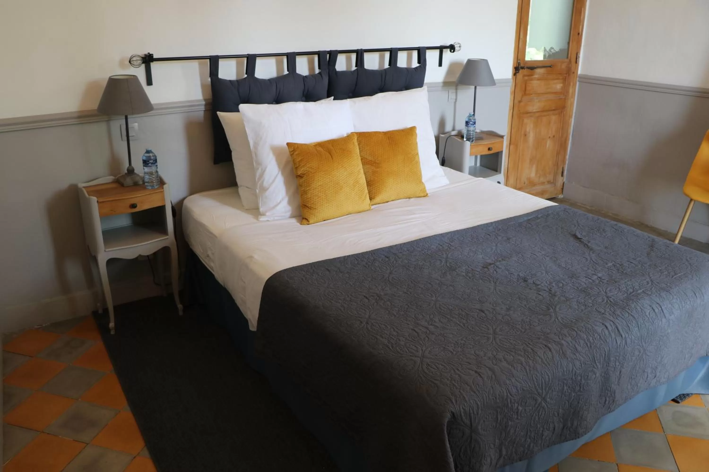 Double Room with Private Bathroom - single occupancy in Le Mas des Cerisiers JACUZZI et SAUNA inclus pour tous les logements