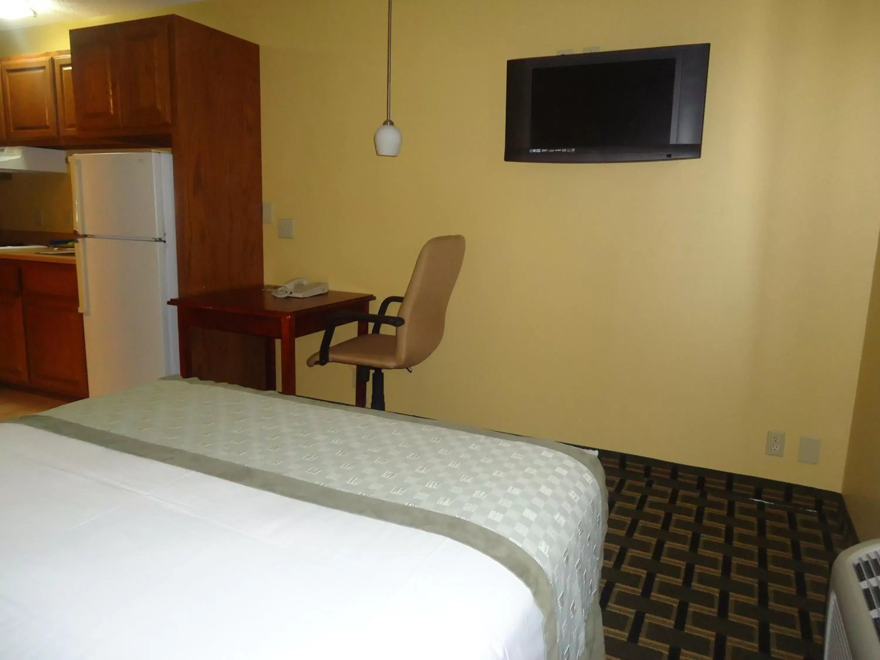 Bedroom, TV/Entertainment Center in TownHouse Extended Stay Hotel Downtown