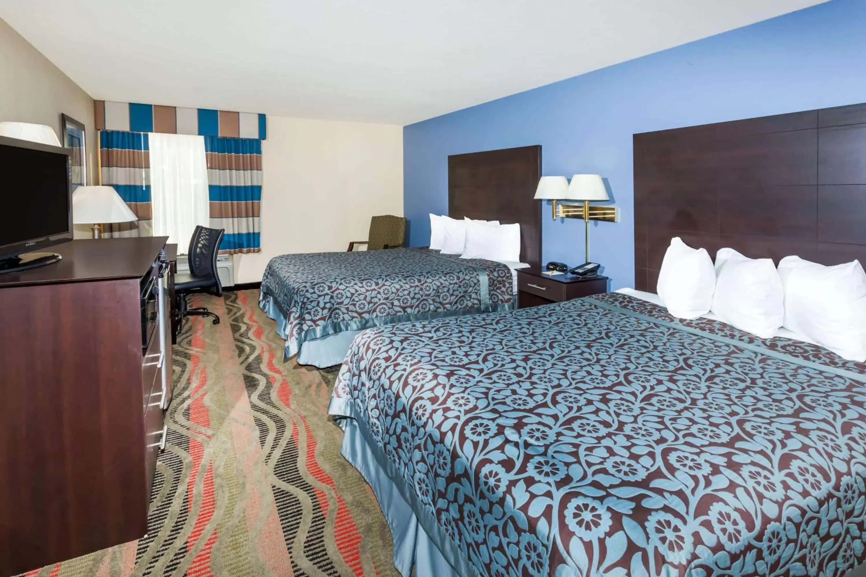 Photo of the whole room, Bed in Days Inn by Wyndham Springfield