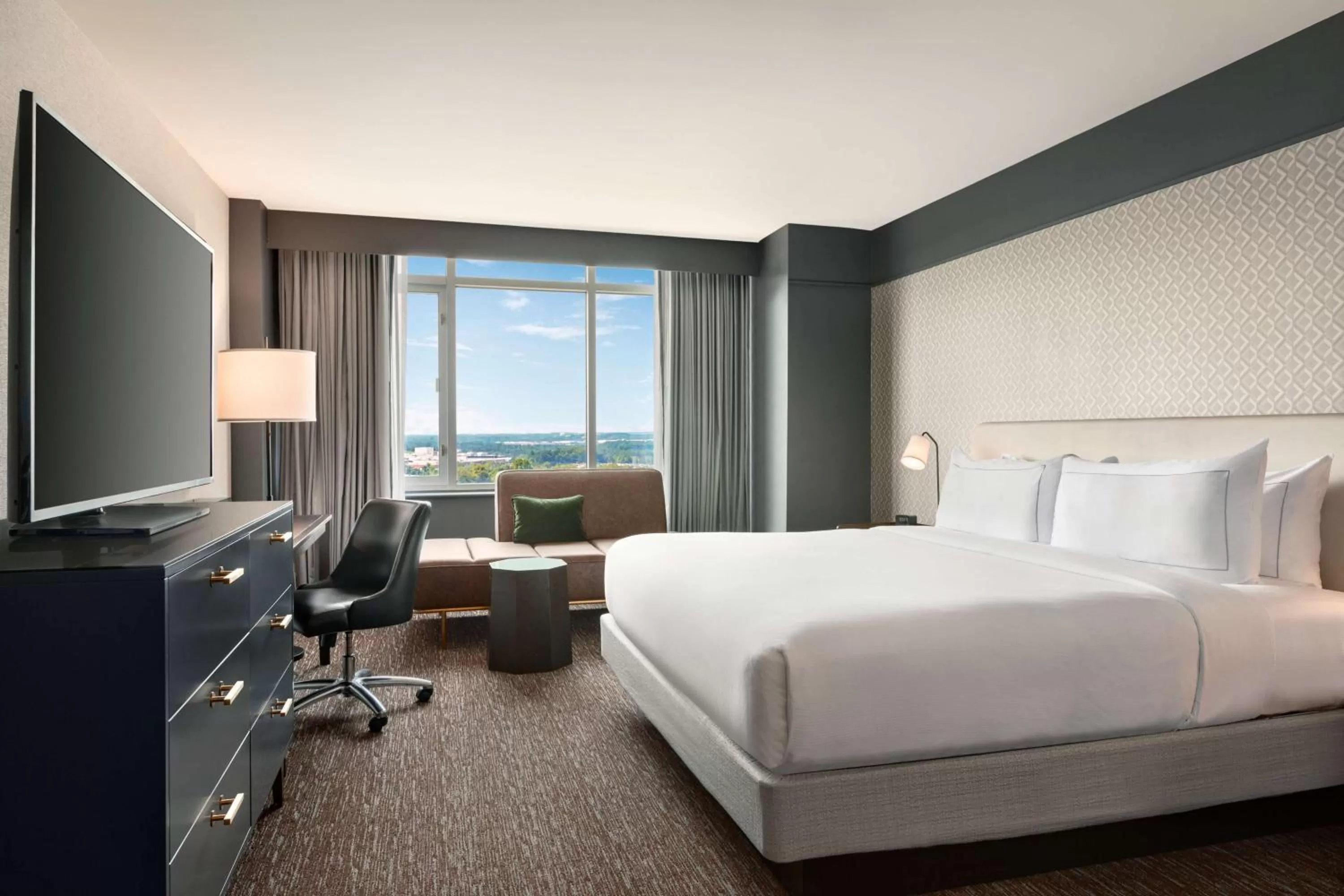 Bedroom, Bed in Hilton Baltimore BWI Airport