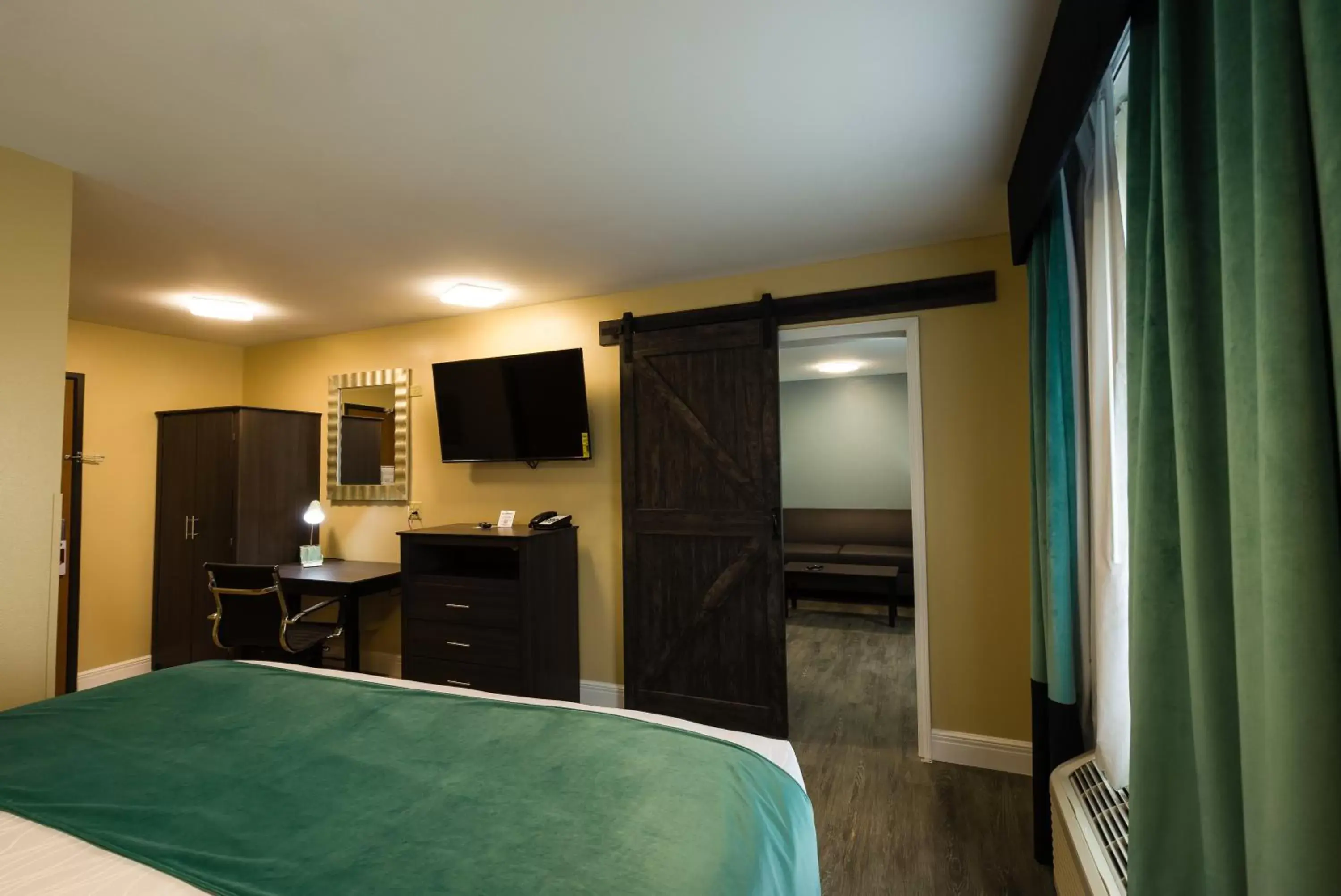 Bedroom, TV/Entertainment Center in Hawthorn Suites by Wyndham St. Robert/Ft. Leonard Wood