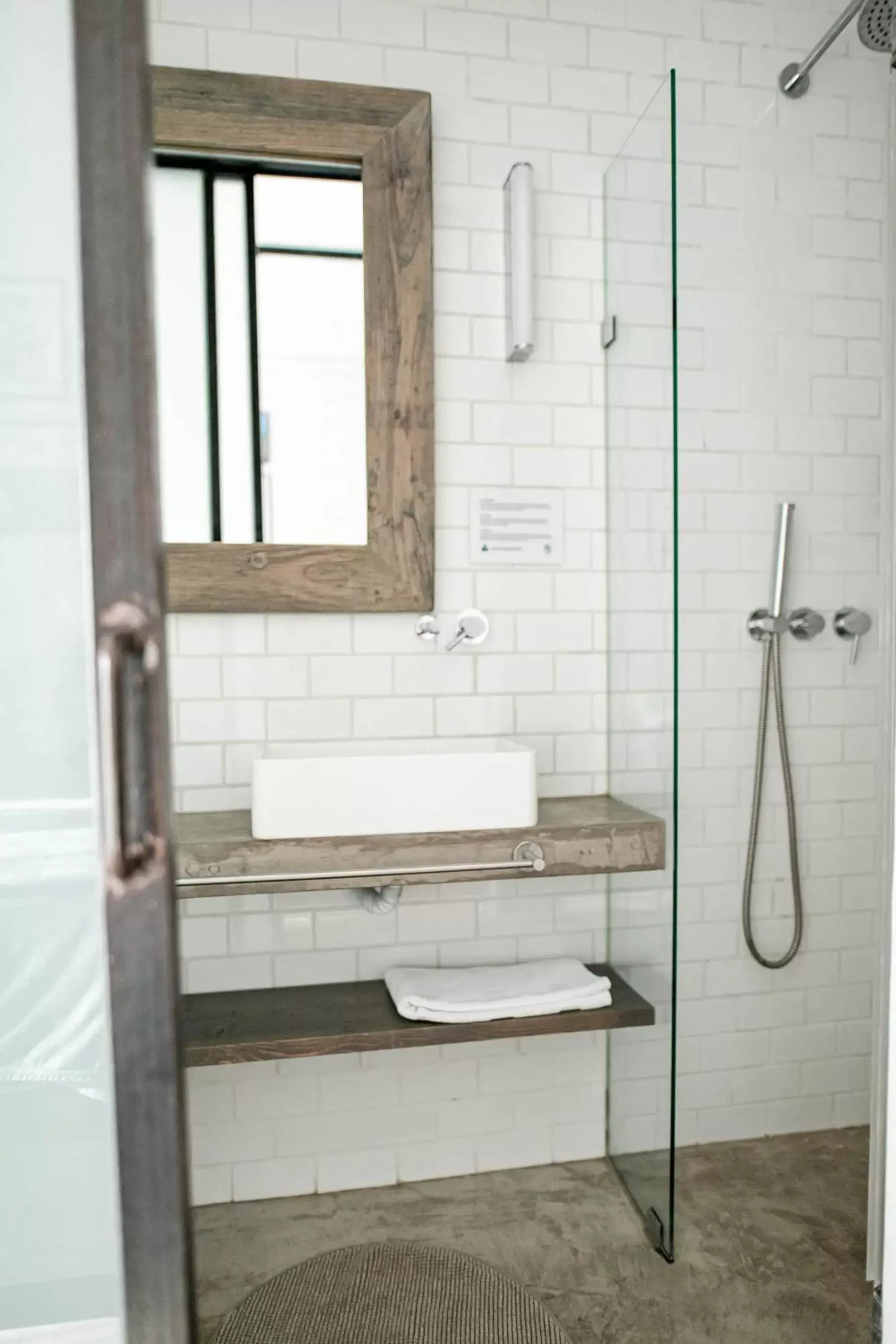 Bathroom in Surfers Lodge Peniche