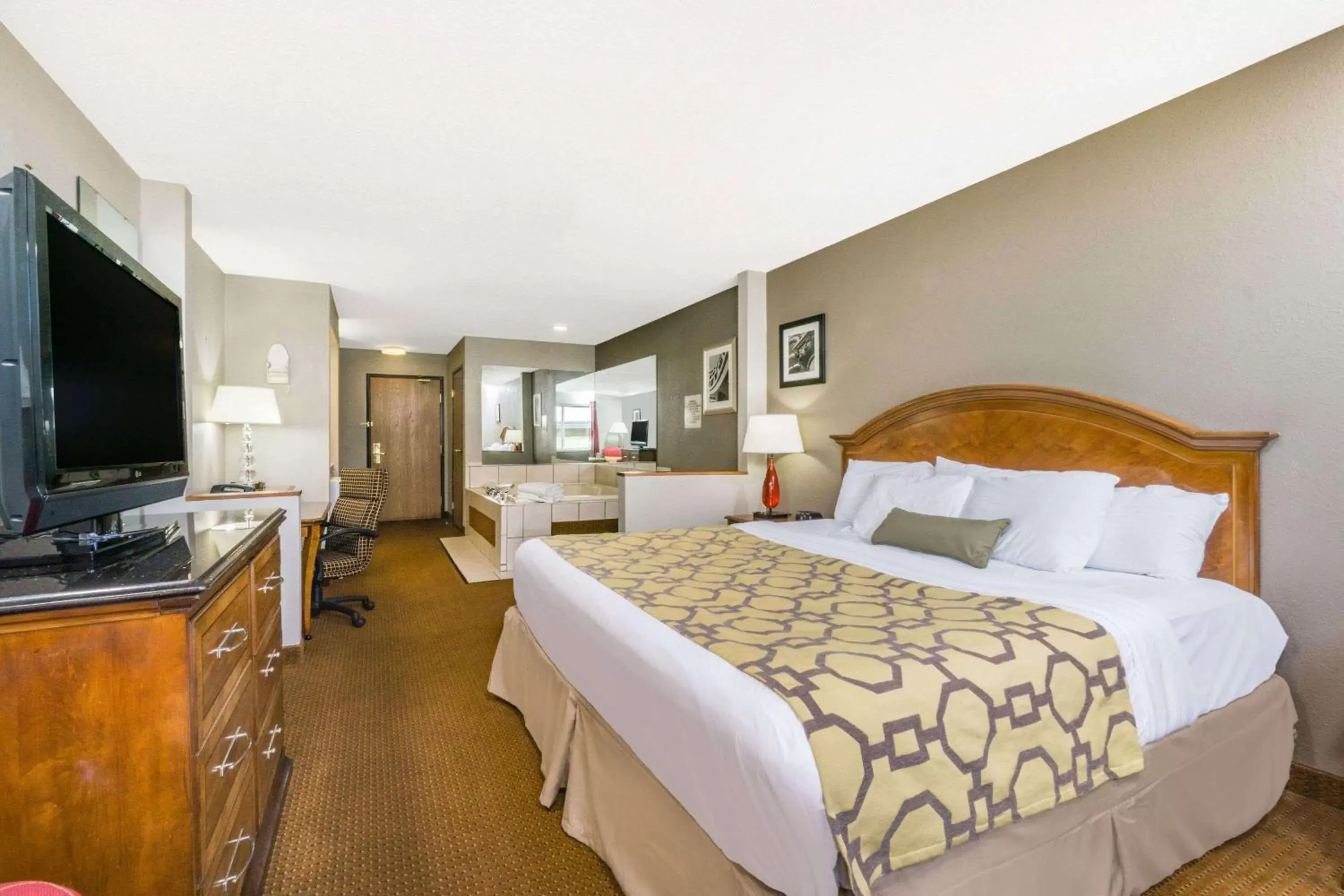 Photo of the whole room, Bed in Baymont by Wyndham Piqua