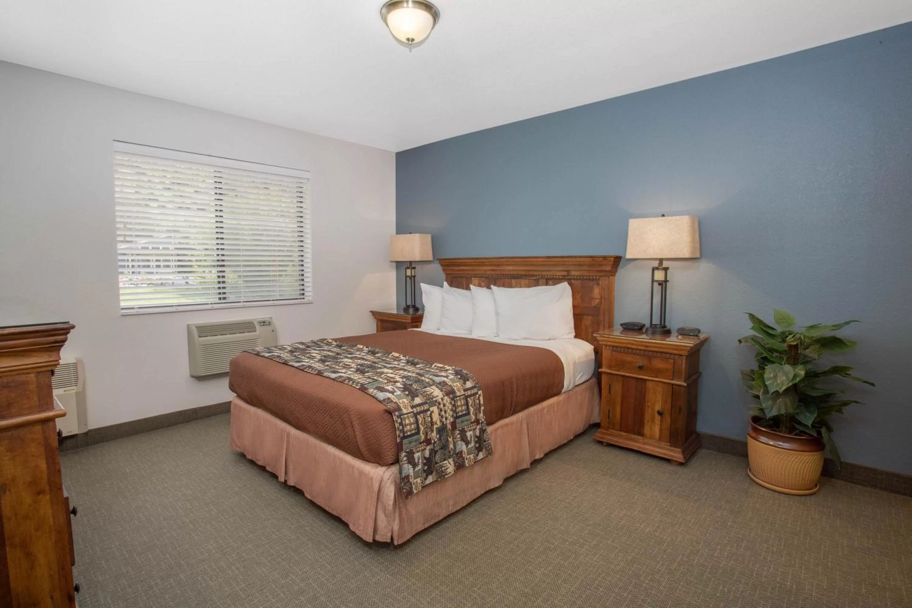 Deluxe Queen Suite - Non-Smoking in Travelodge by Wyndham Gardiner Yellowstone Park North Entr