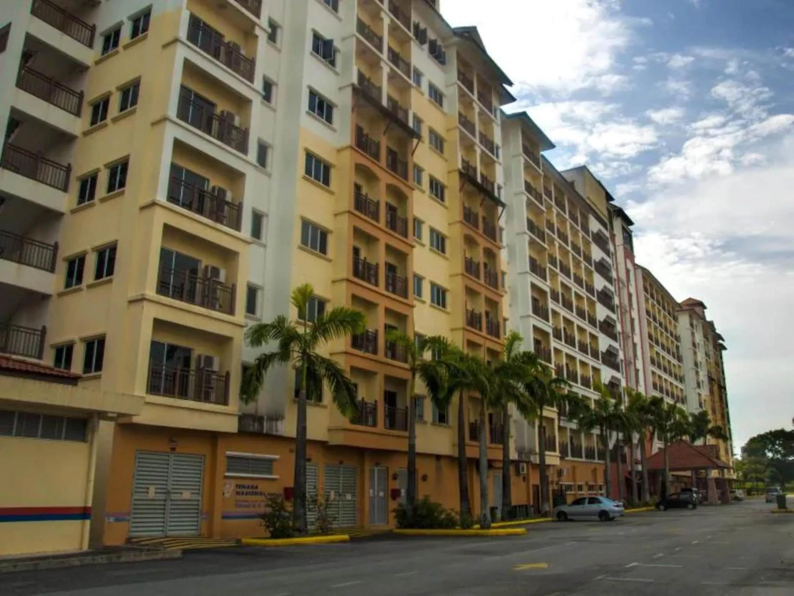 OYO HOME 90301 Suria Service Apartments Bukit Merak Laketown Resort