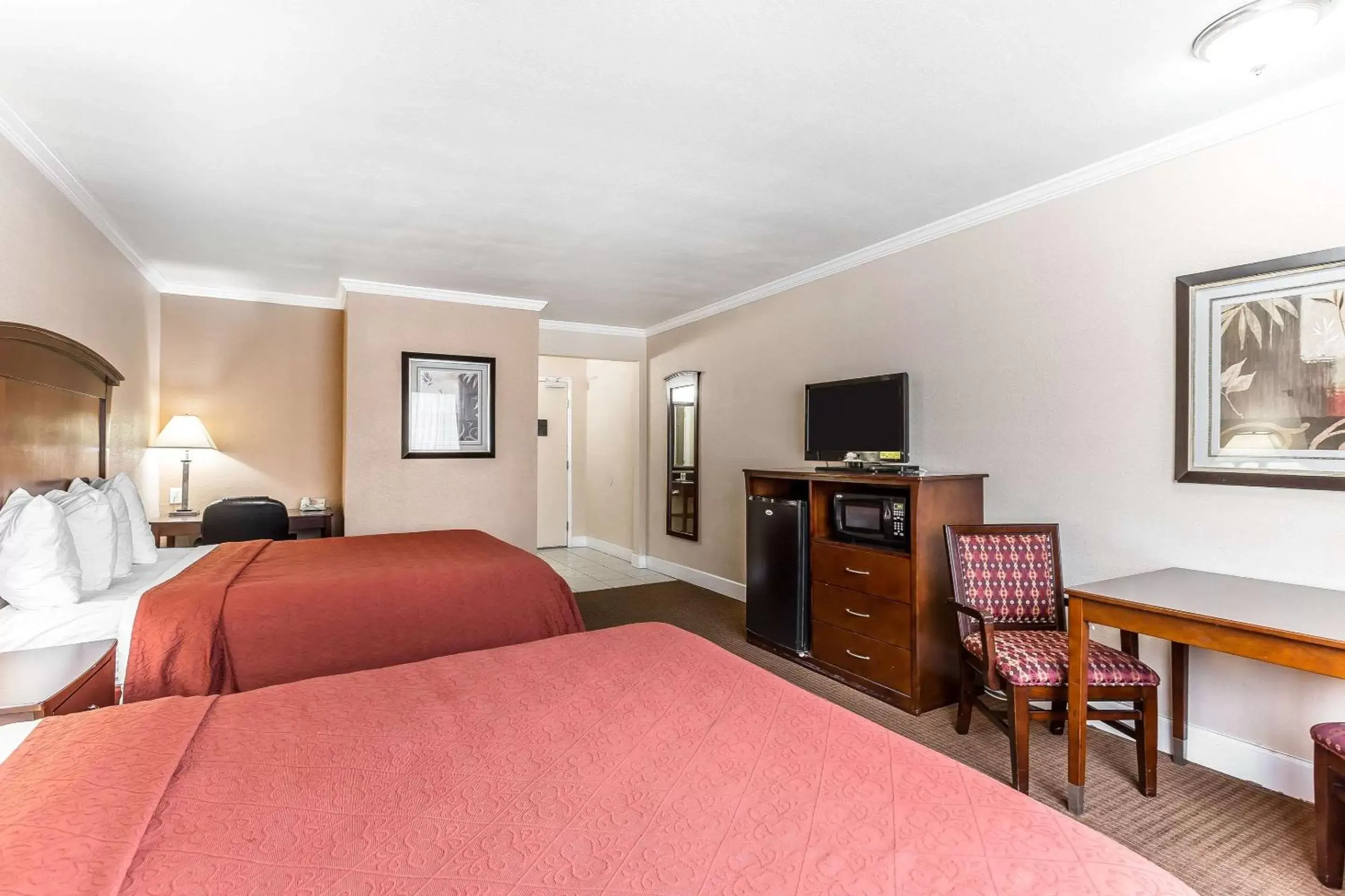 Photo of the whole room, Bed in Quality Inn near Hearst Castle