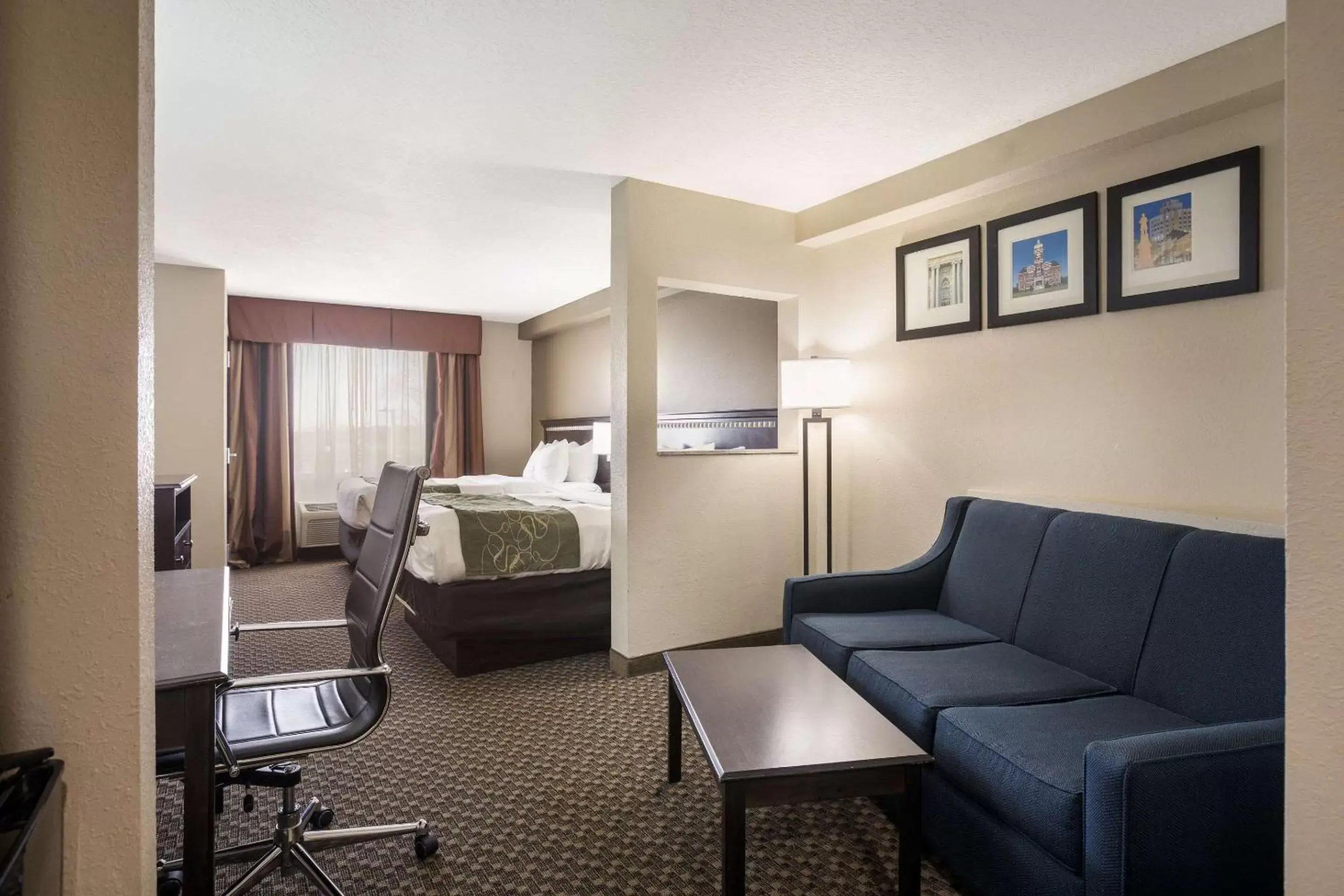 Photo of the whole room, Seating Area in Comfort Suites Forsyth near I-75