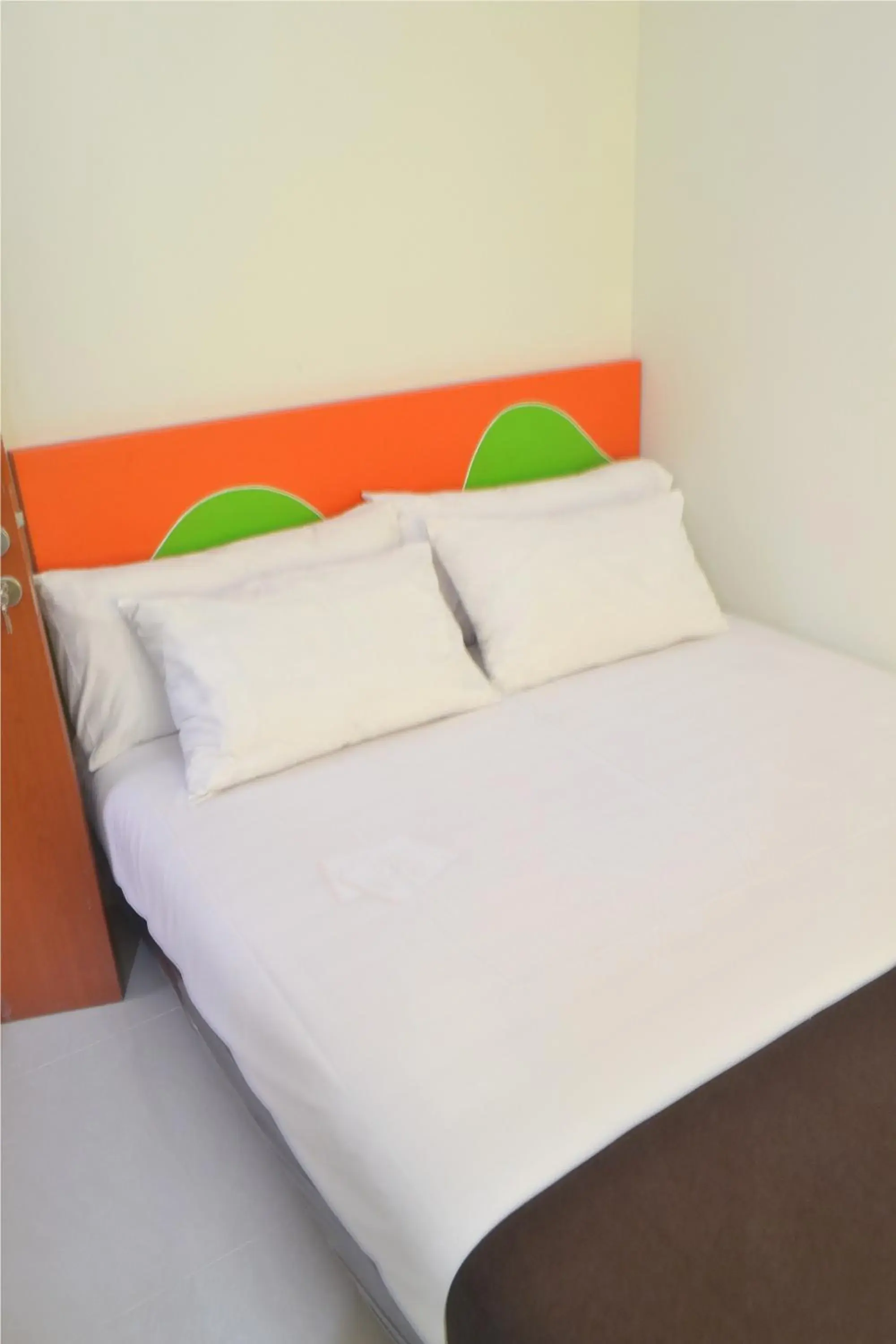 Bed in Titanium Express HomTel