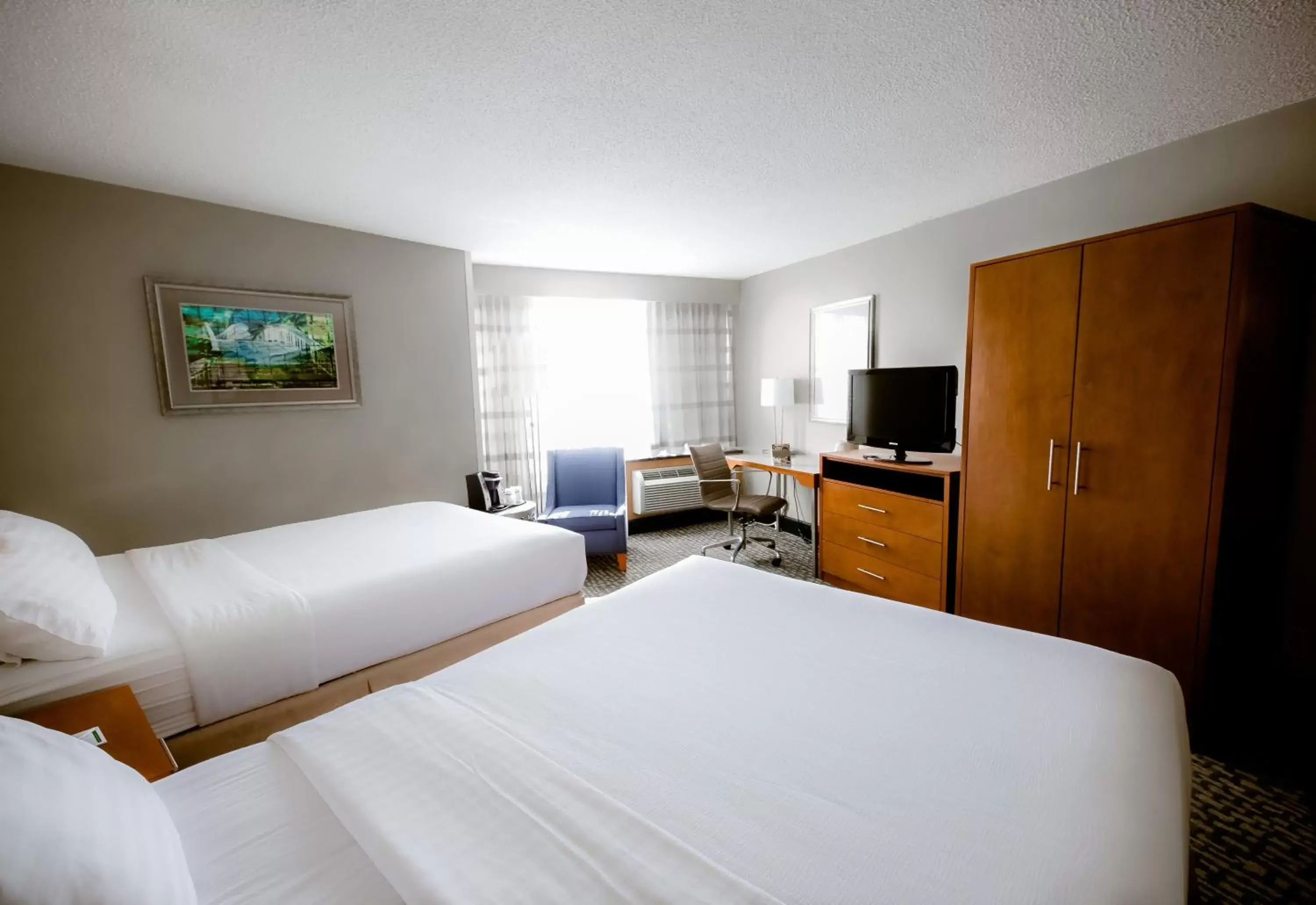 Photo of the whole room, Bed in Holiday Inn Raleigh Downtown