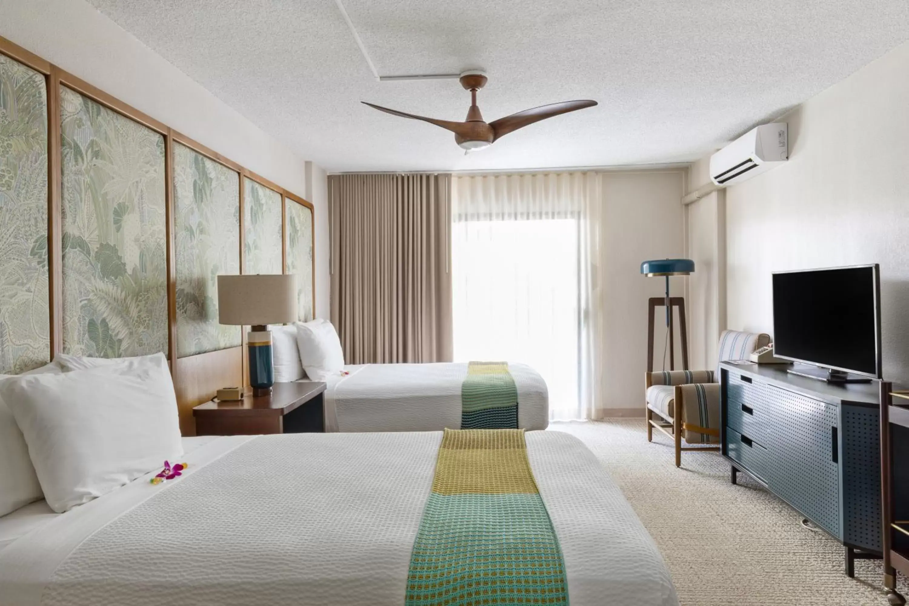 Bed, TV/Entertainment Center in White Sands Hotel