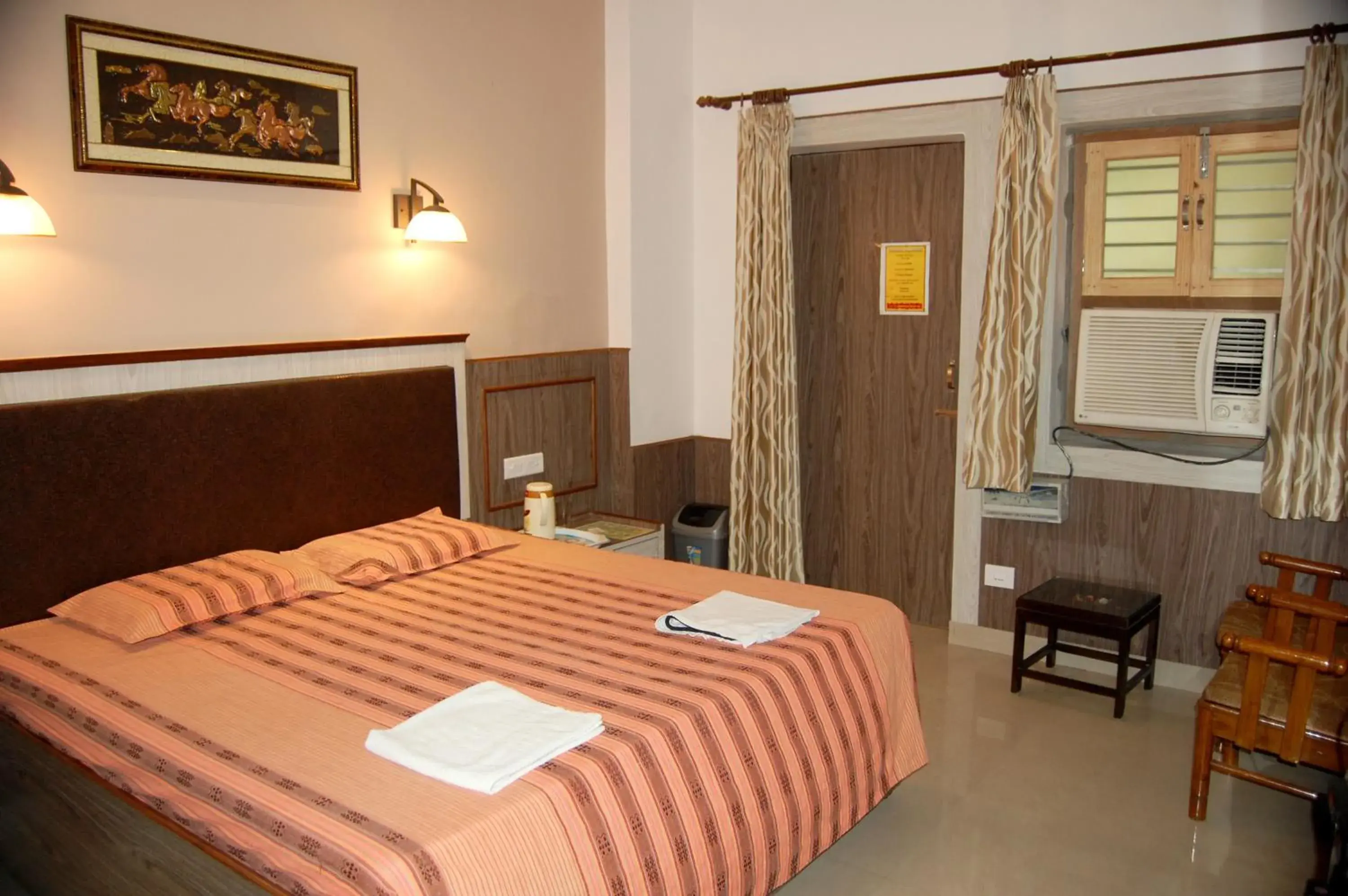 Bed in HOTEL SIDHARTHA (600 meters from Taj Mahal)