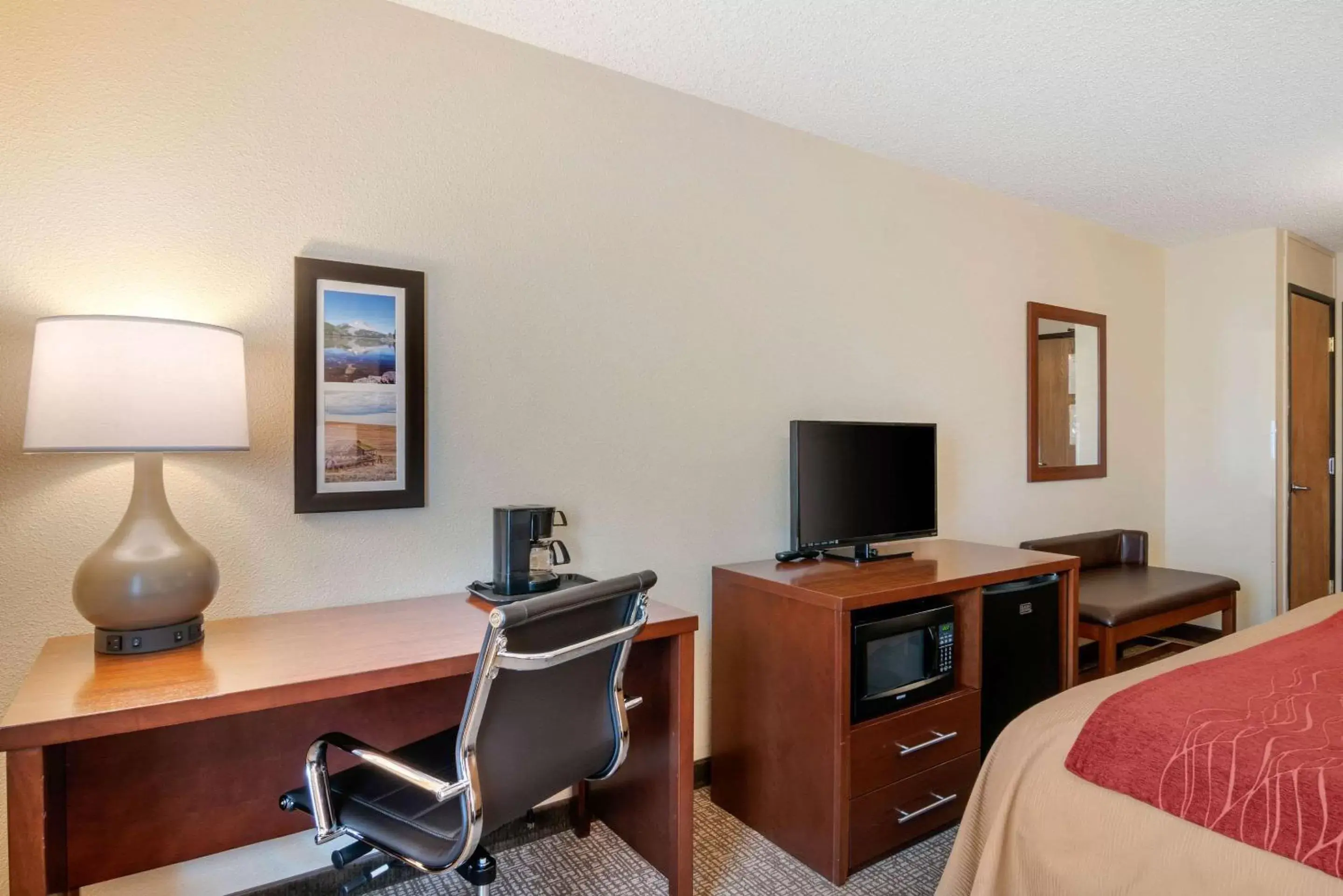 Photo of the whole room, TV/Entertainment Center in Comfort Inn Medford North