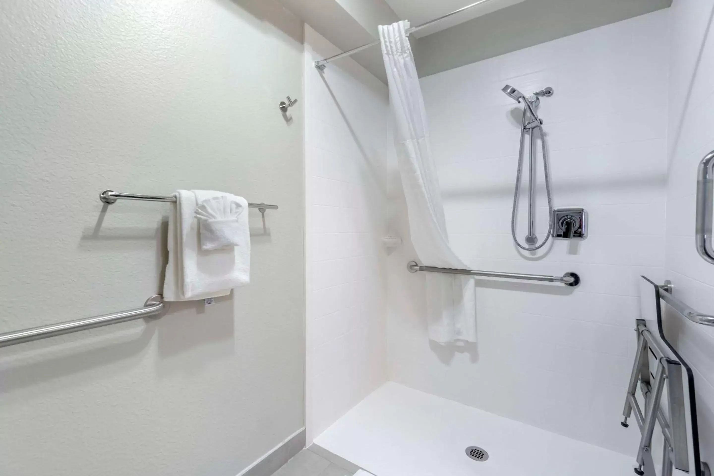 Shower, Bathroom in Comfort Inn & Suites Pacific – Auburn