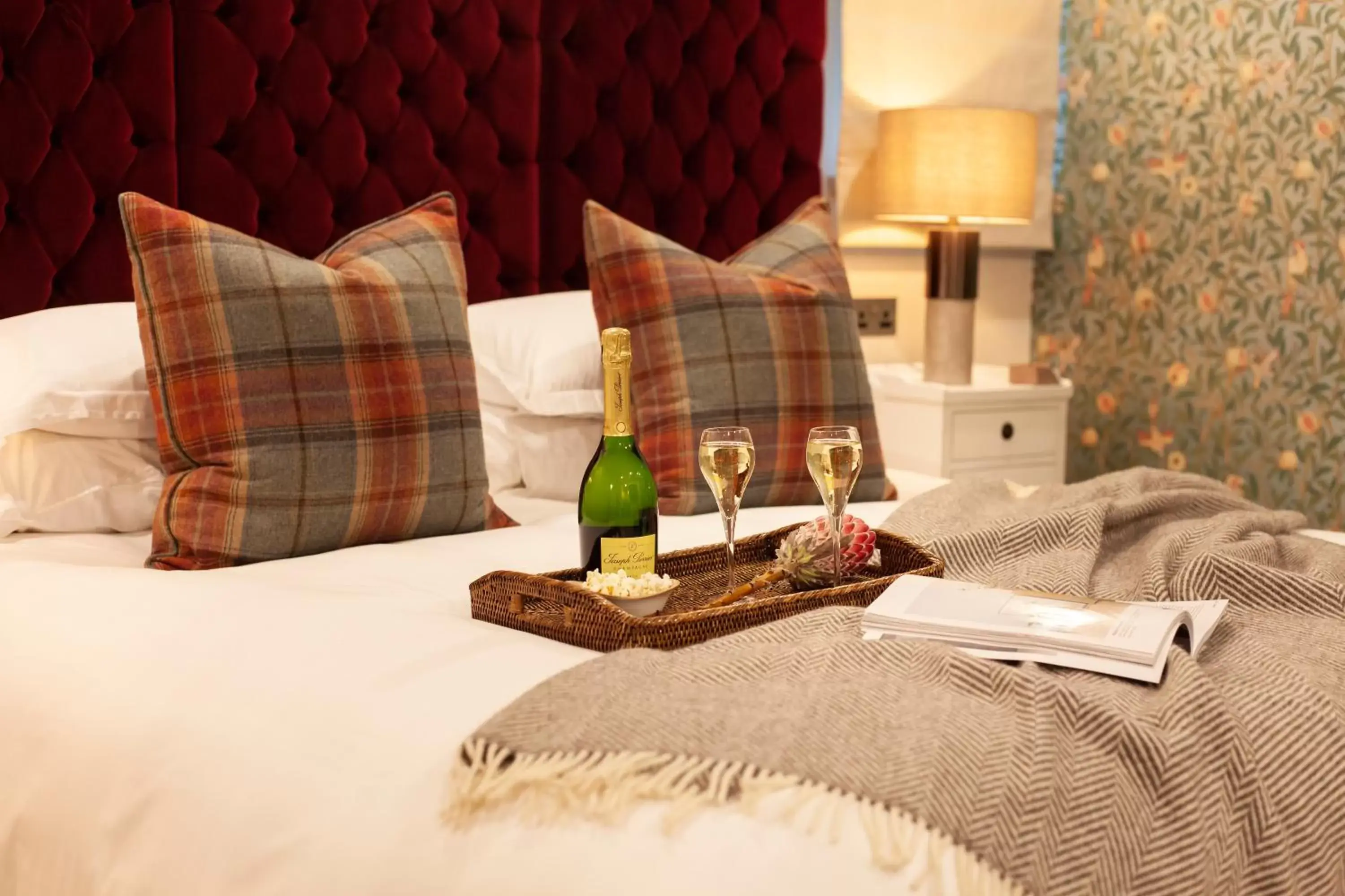 Alcoholic drinks, Bed in The Roseate Edinburgh