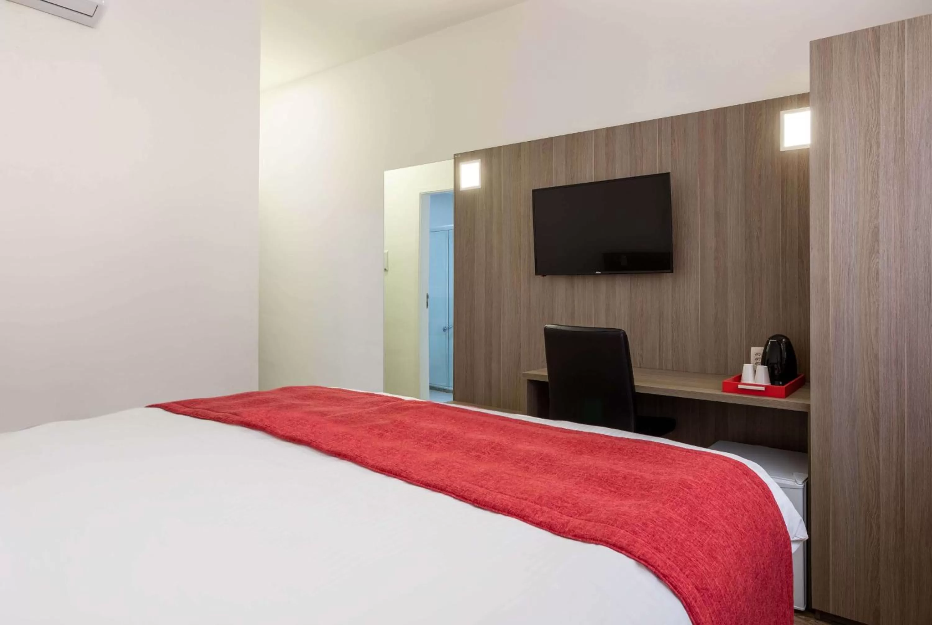 Photo of the whole room, Bed in Ramada Encore by Wyndham São Paulo Osasco
