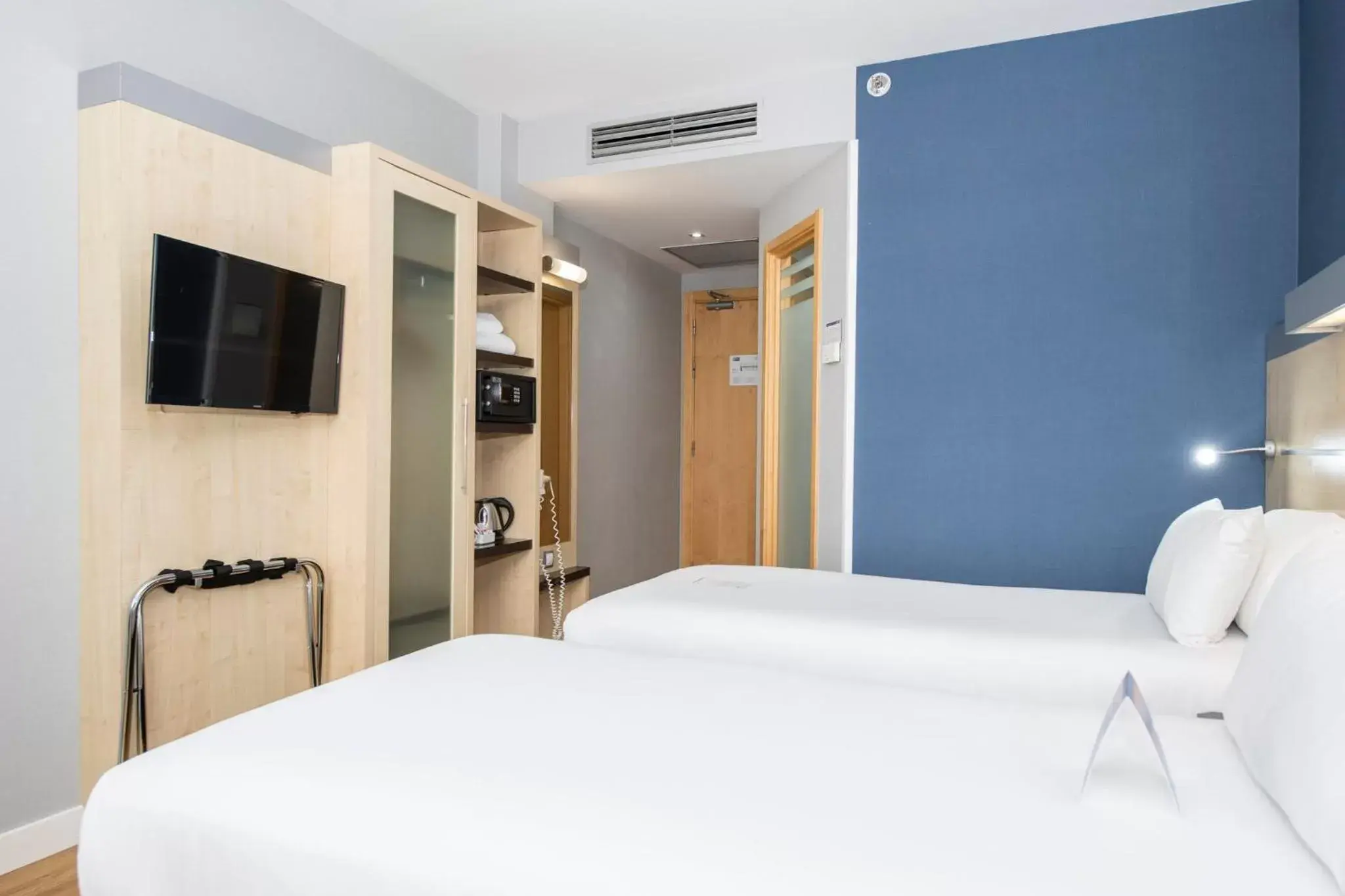 Photo of the whole room, Bed in Holiday Inn Express Barcelona City 22@, an IHG Hotel