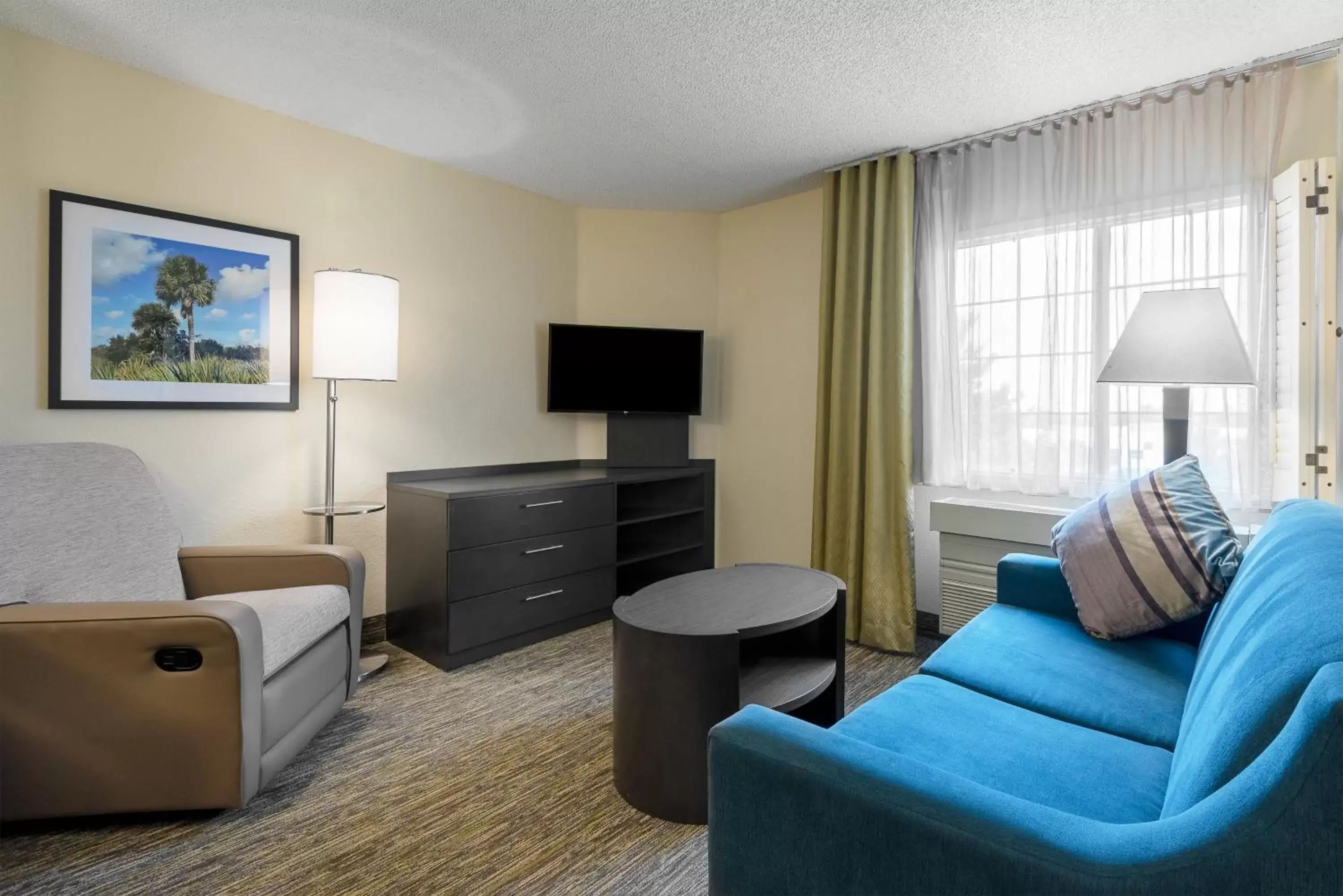Photo of the whole room, Seating Area in Candlewood Suites Lake Mary, an IHG Hotel