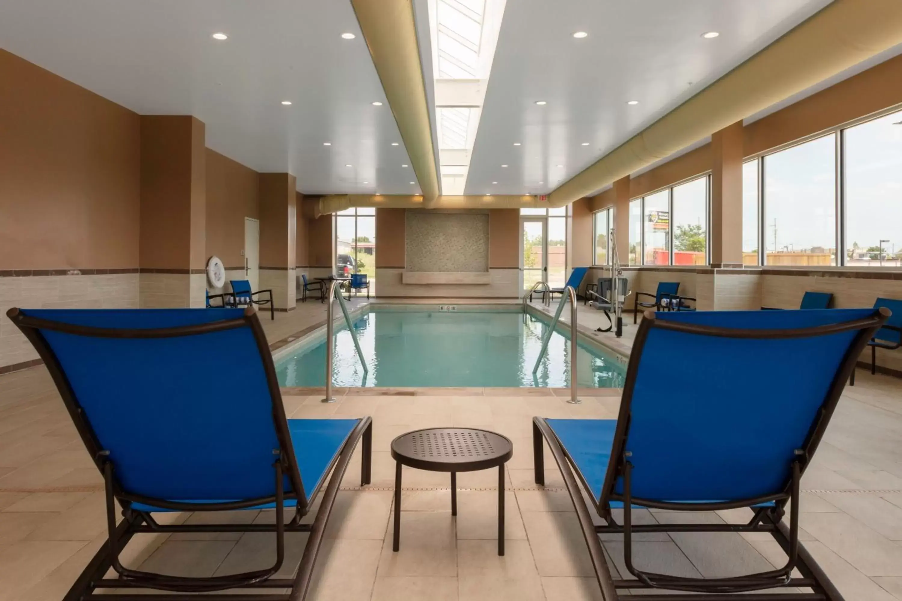 Swimming pool in SpringHill Suites Kansas City Airport