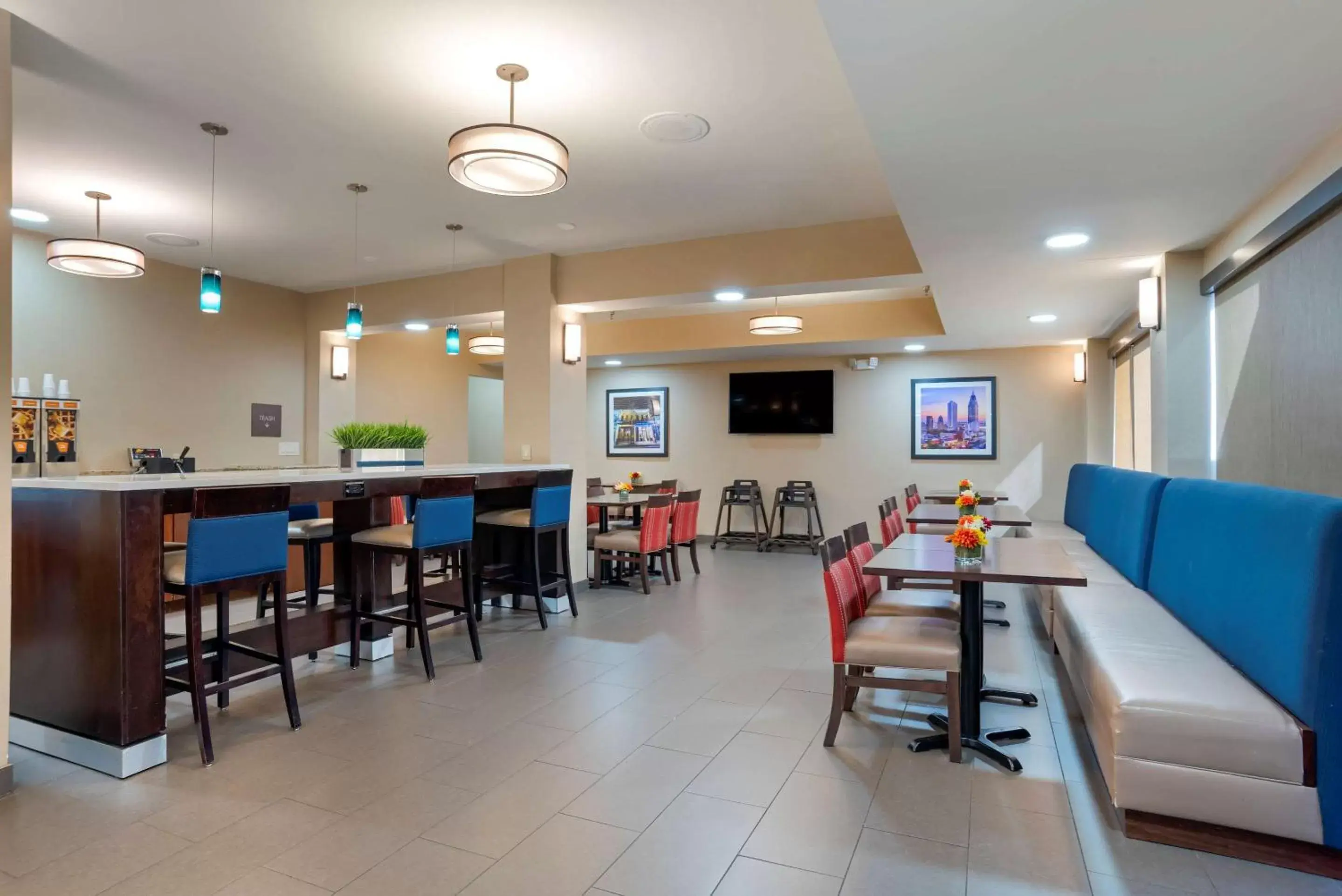Restaurant/Places to Eat in Comfort Suites Mobile East Bay