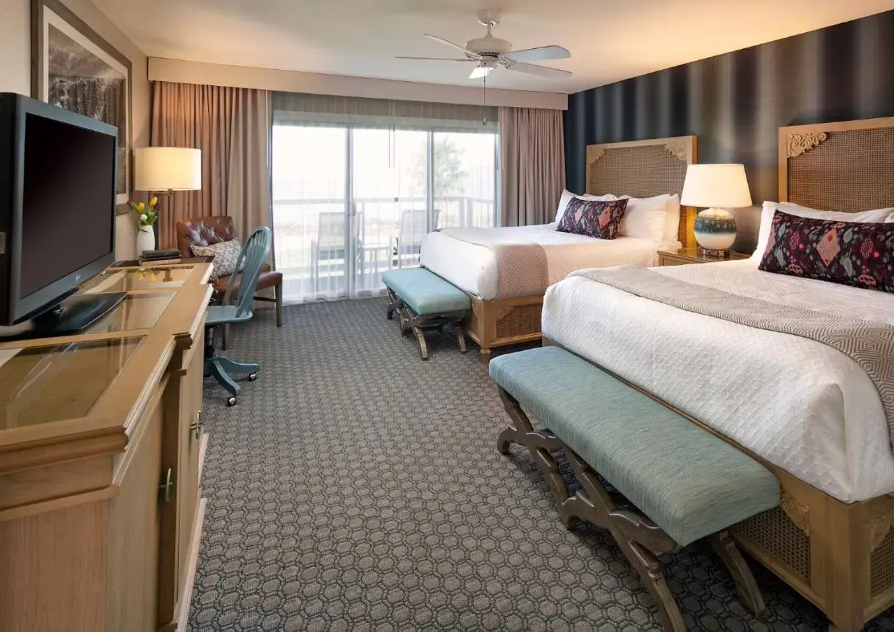 Bedroom, TV/Entertainment Center in Spyglass Inn