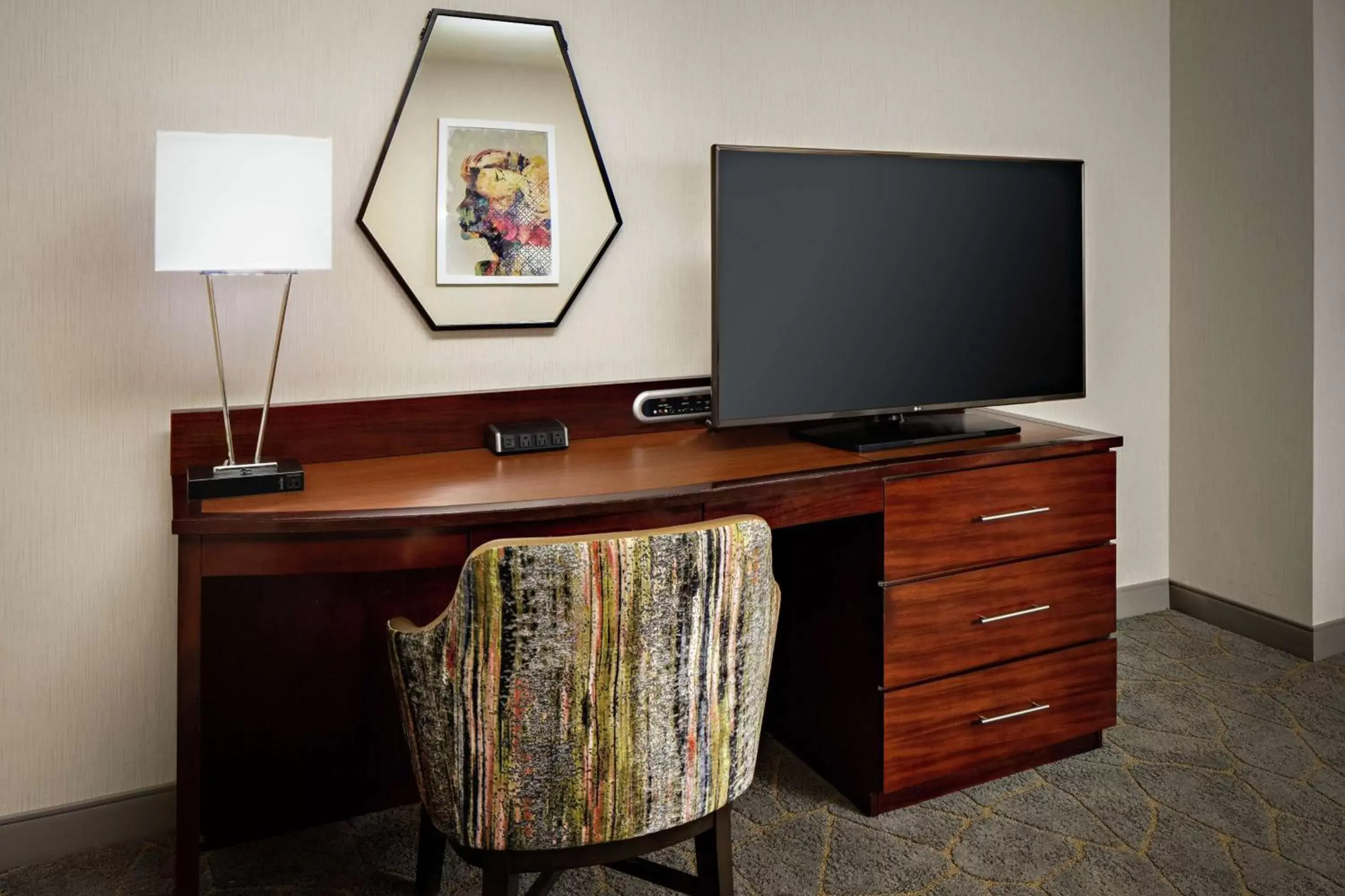 Bedroom, TV/Entertainment Center in DoubleTree by Hilton Fairfield Hotel & Suites