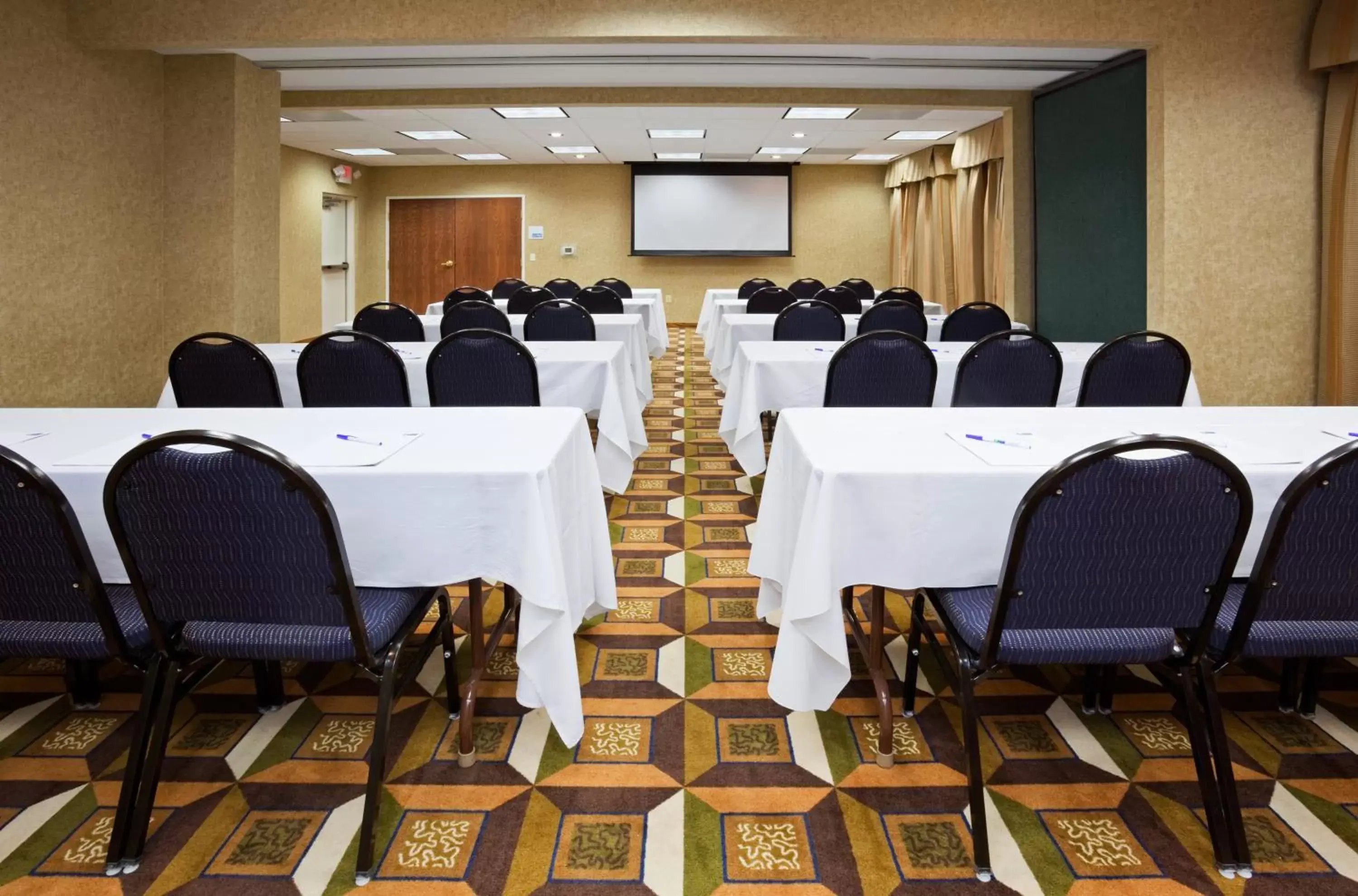 Meeting/conference room in Holiday Inn Express Sheboygan-Kohler / I-43, an IHG Hotel
