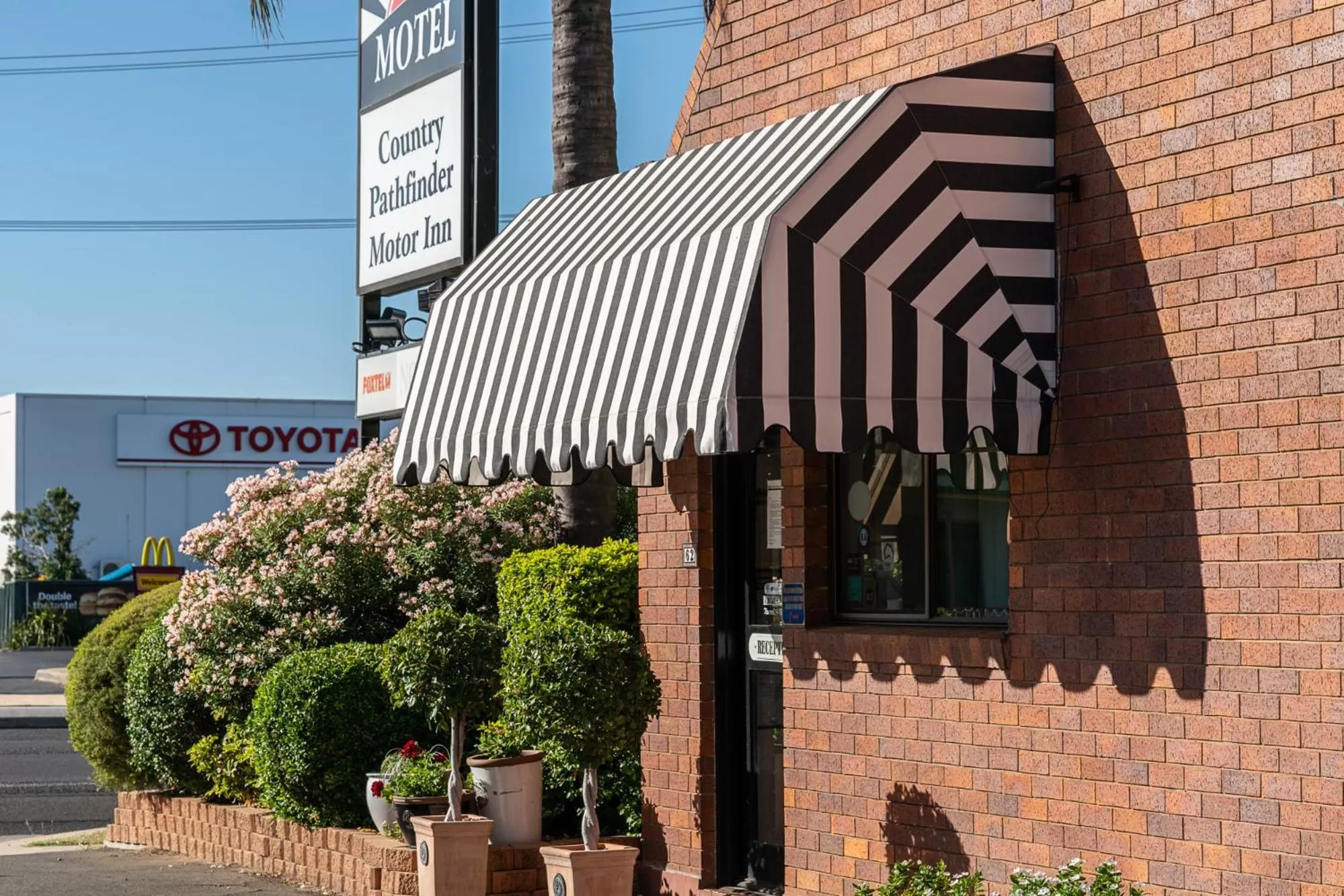 Facade/entrance in Country Pathfinder Motor Inn