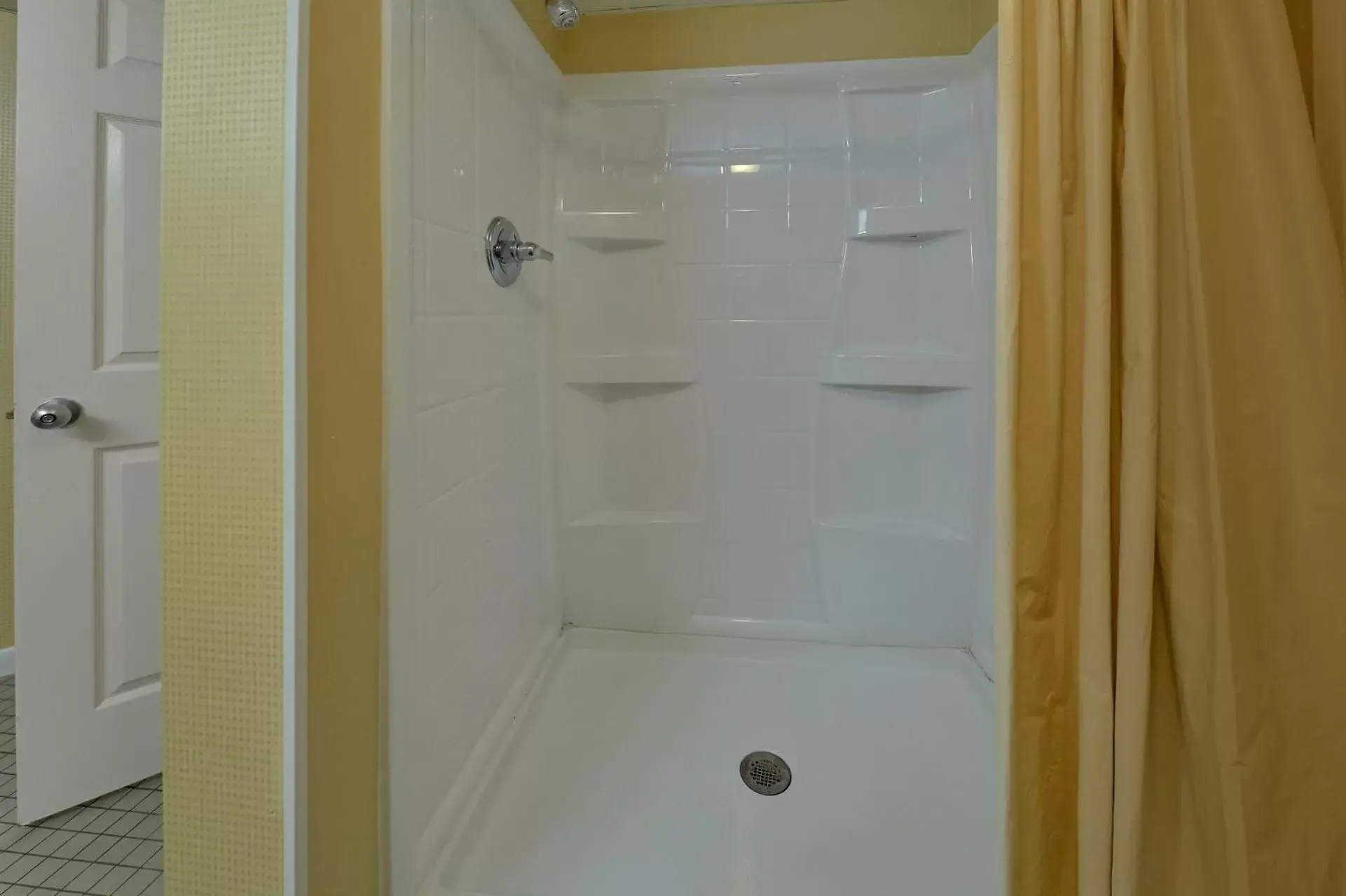 Shower, Bathroom in Vacation Lodge