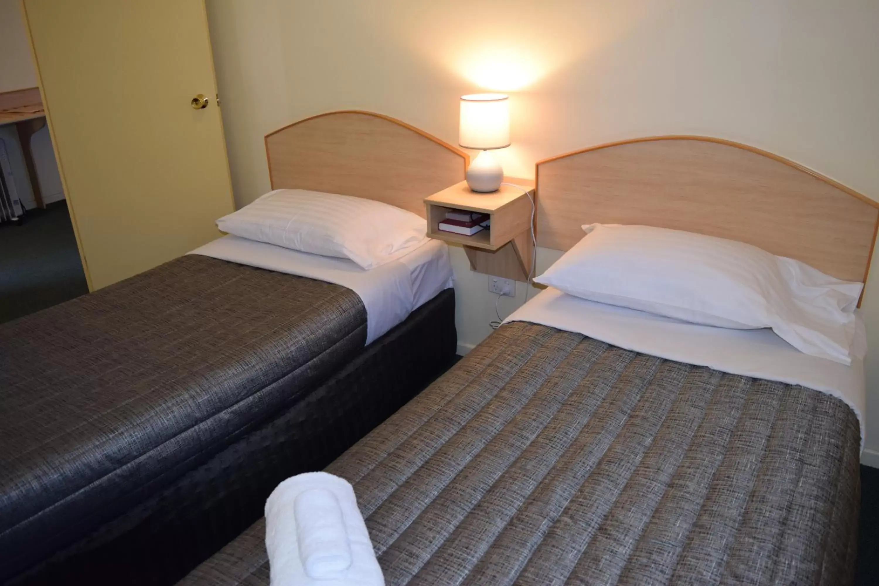Bedroom, Bed in Warwick Vines Motel
