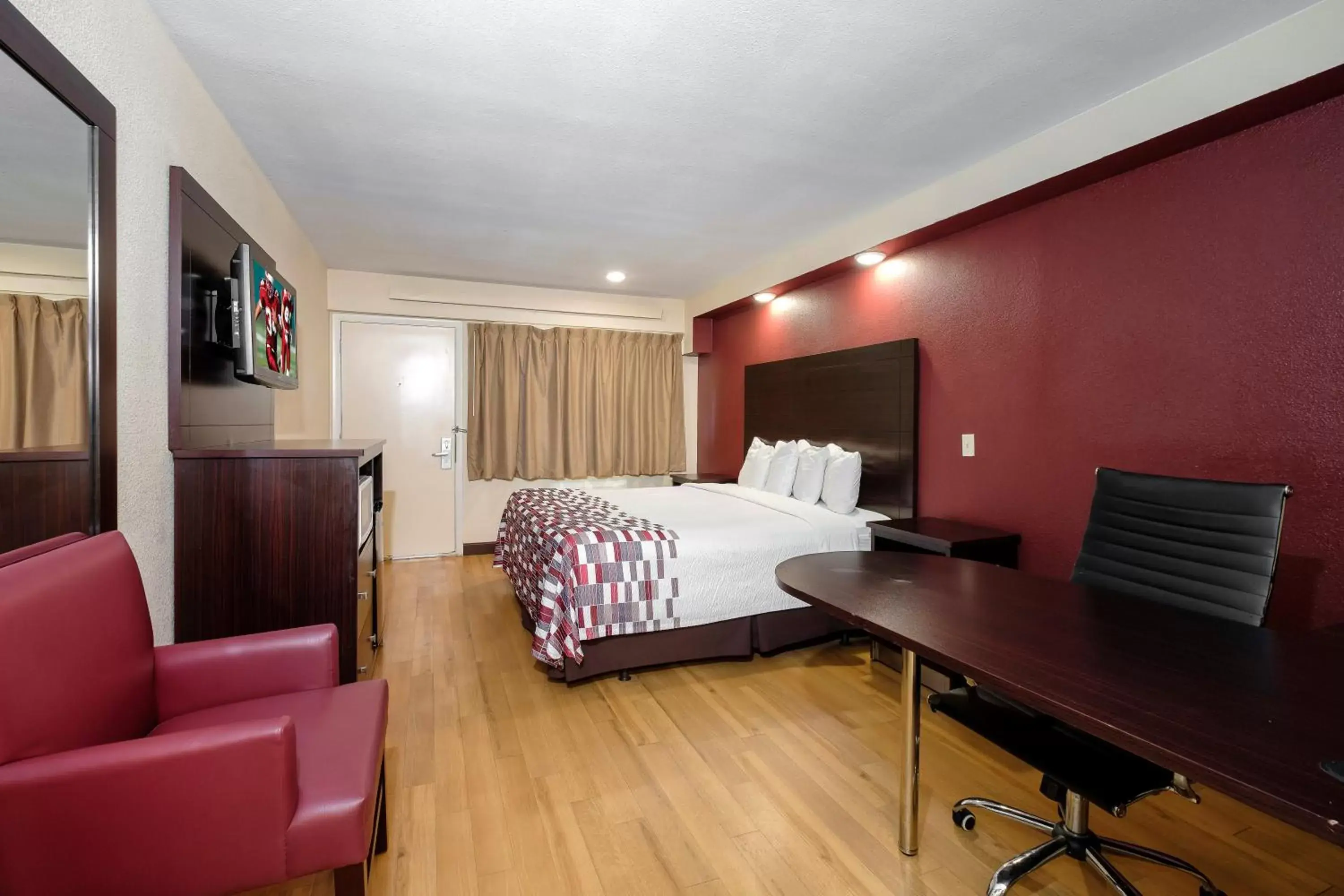Photo of the whole room, Room Photo in Red Roof Inn Tallahassee - University