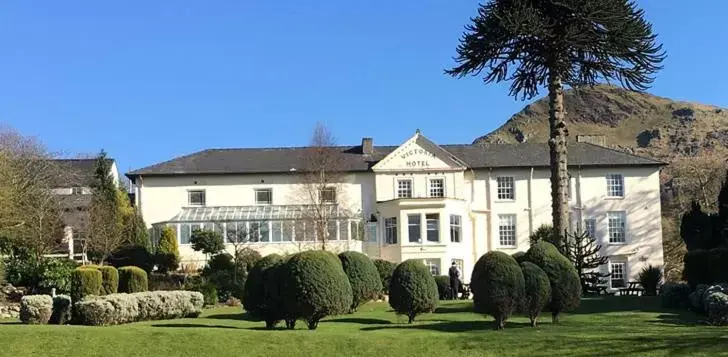 Garden, Property Building in Royal Victoria Hotel Snowdonia