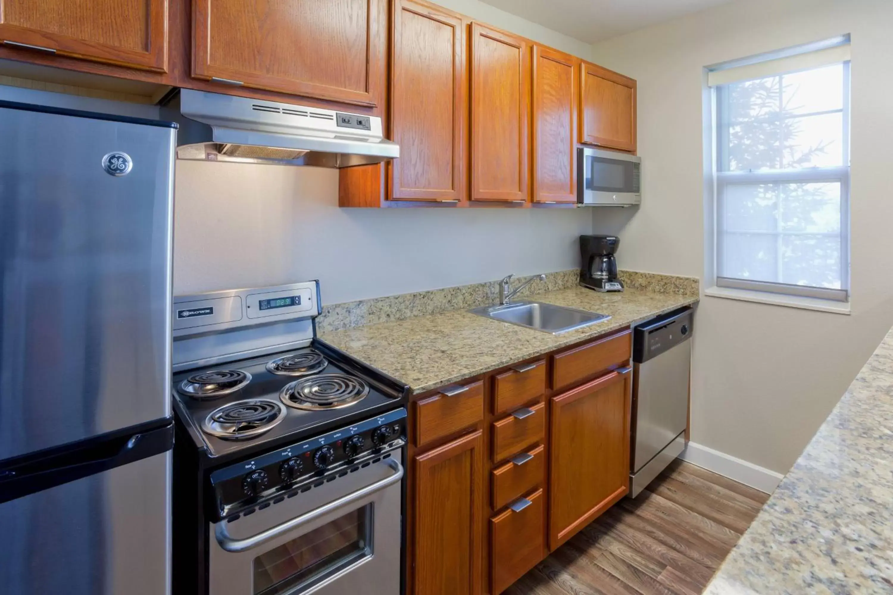 Bedroom, Kitchen/Kitchenette in TownePlace Suites Minneapolis West/St. Louis Park