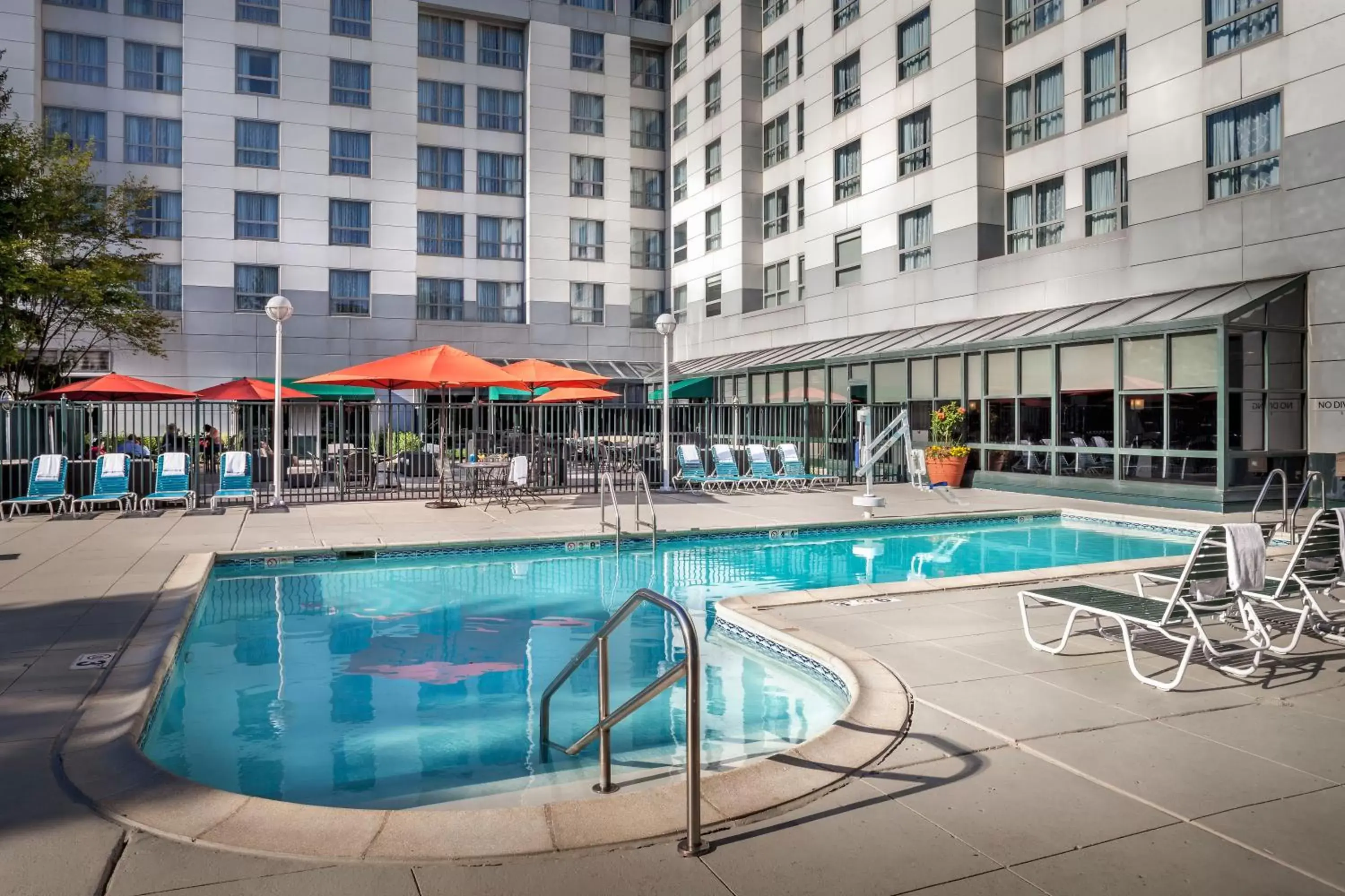 Swimming Pool in Chicago Marriott Suites Deerfield
