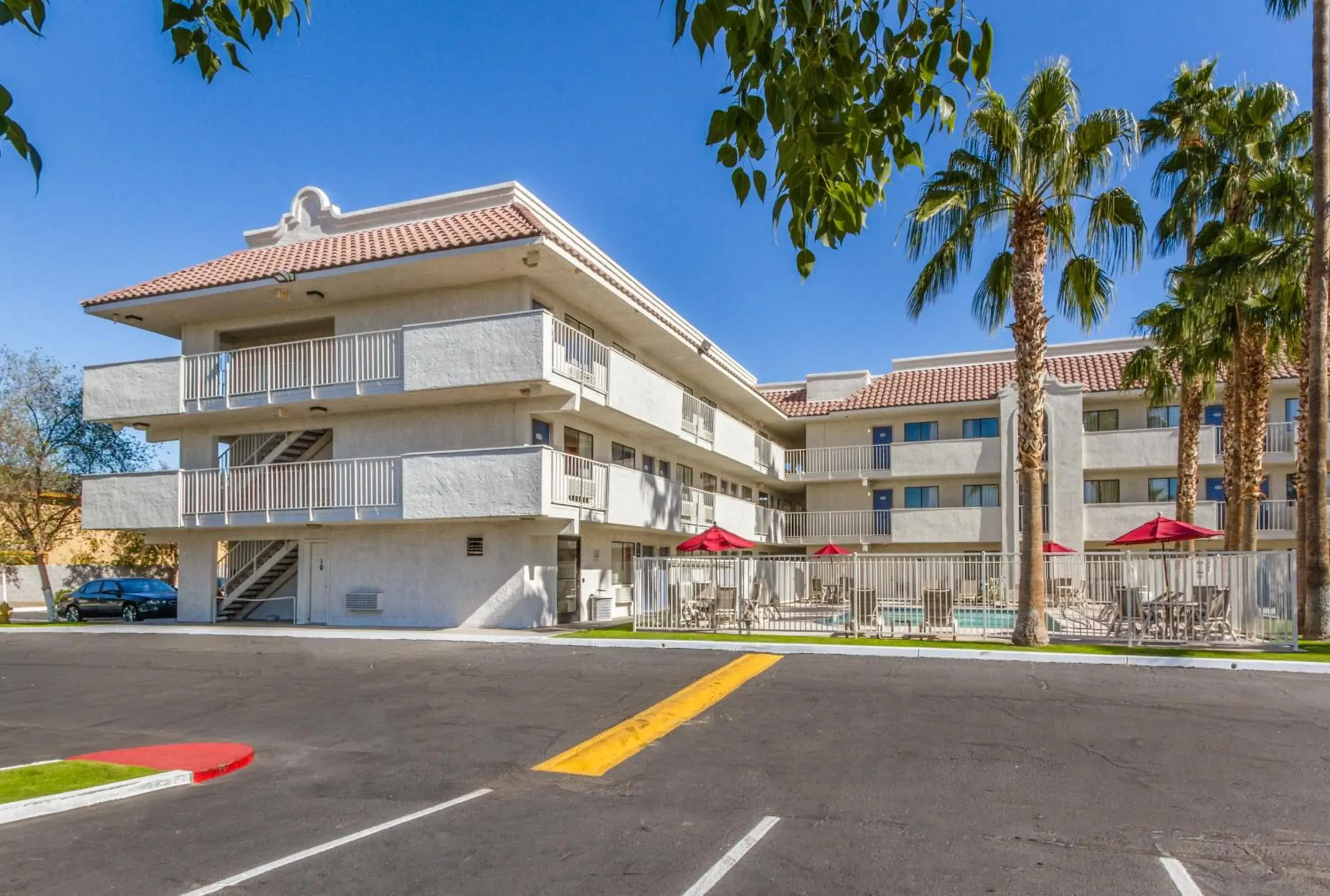 Facade/entrance, Property Building in Motel 6-Phoenix, AZ - West