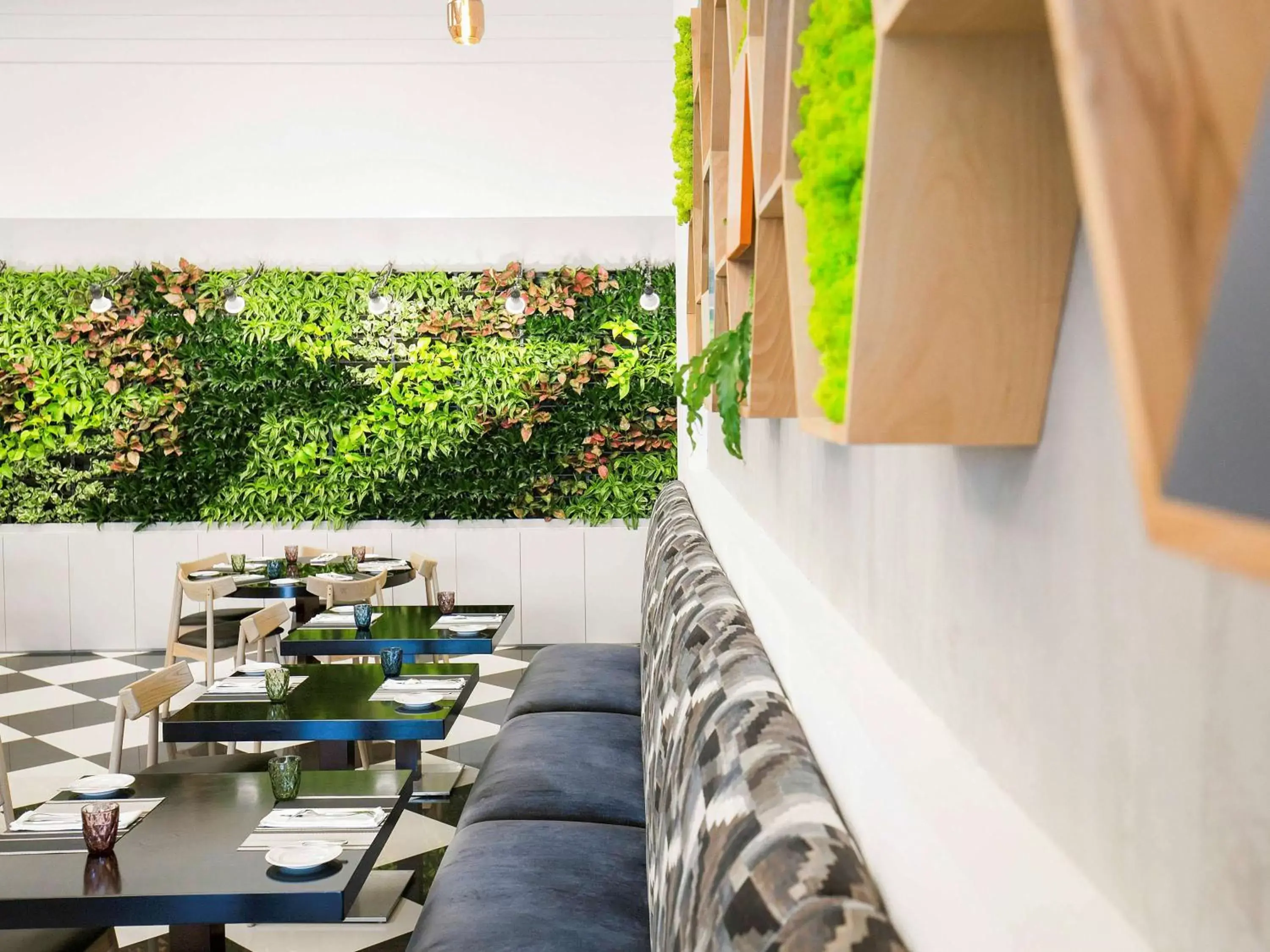 Restaurant/places to eat, Balcony/Terrace in Ibis Deira City Centre
