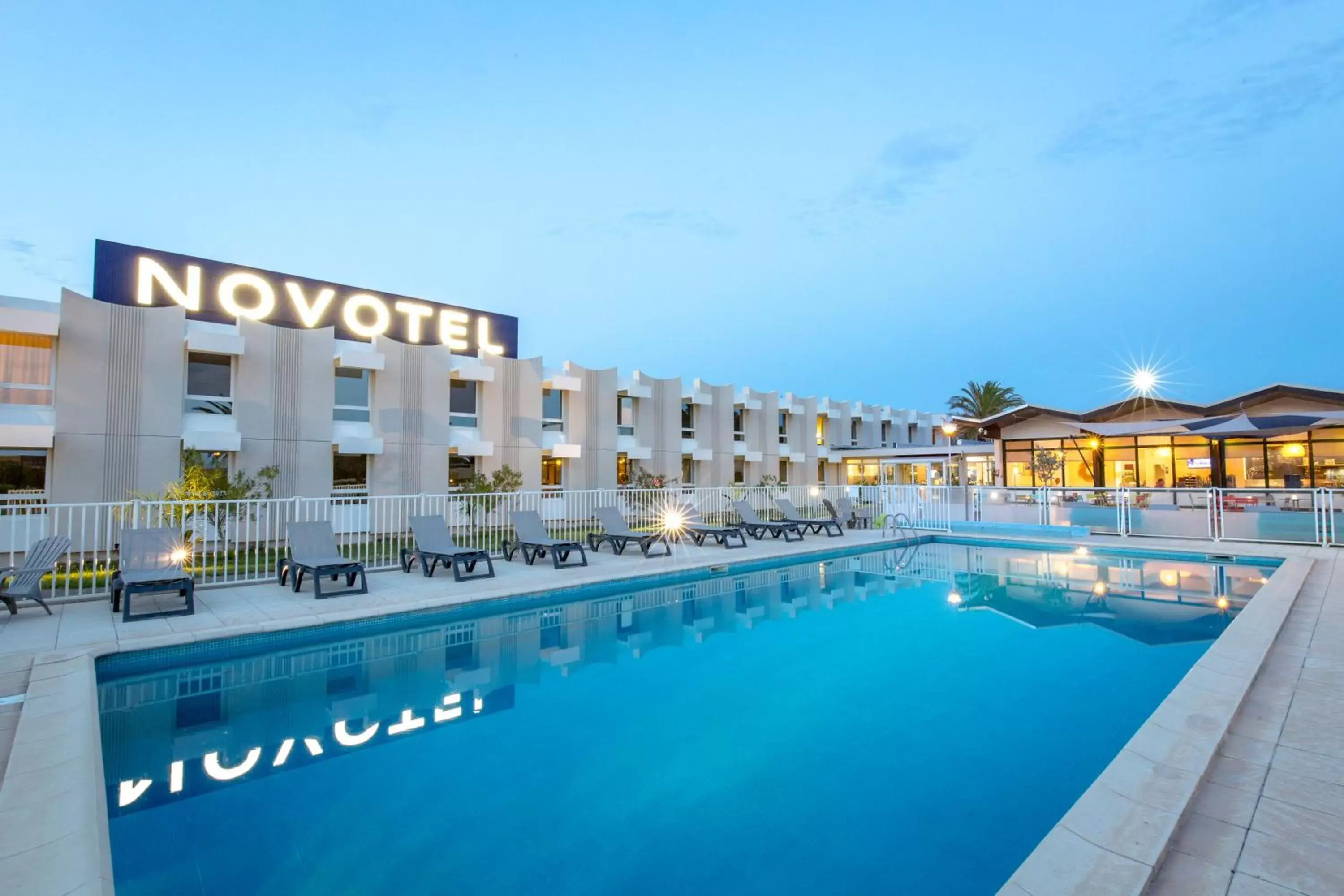 Swimming pool, Property Building in Novotel Perpignan Nord Rivesaltes