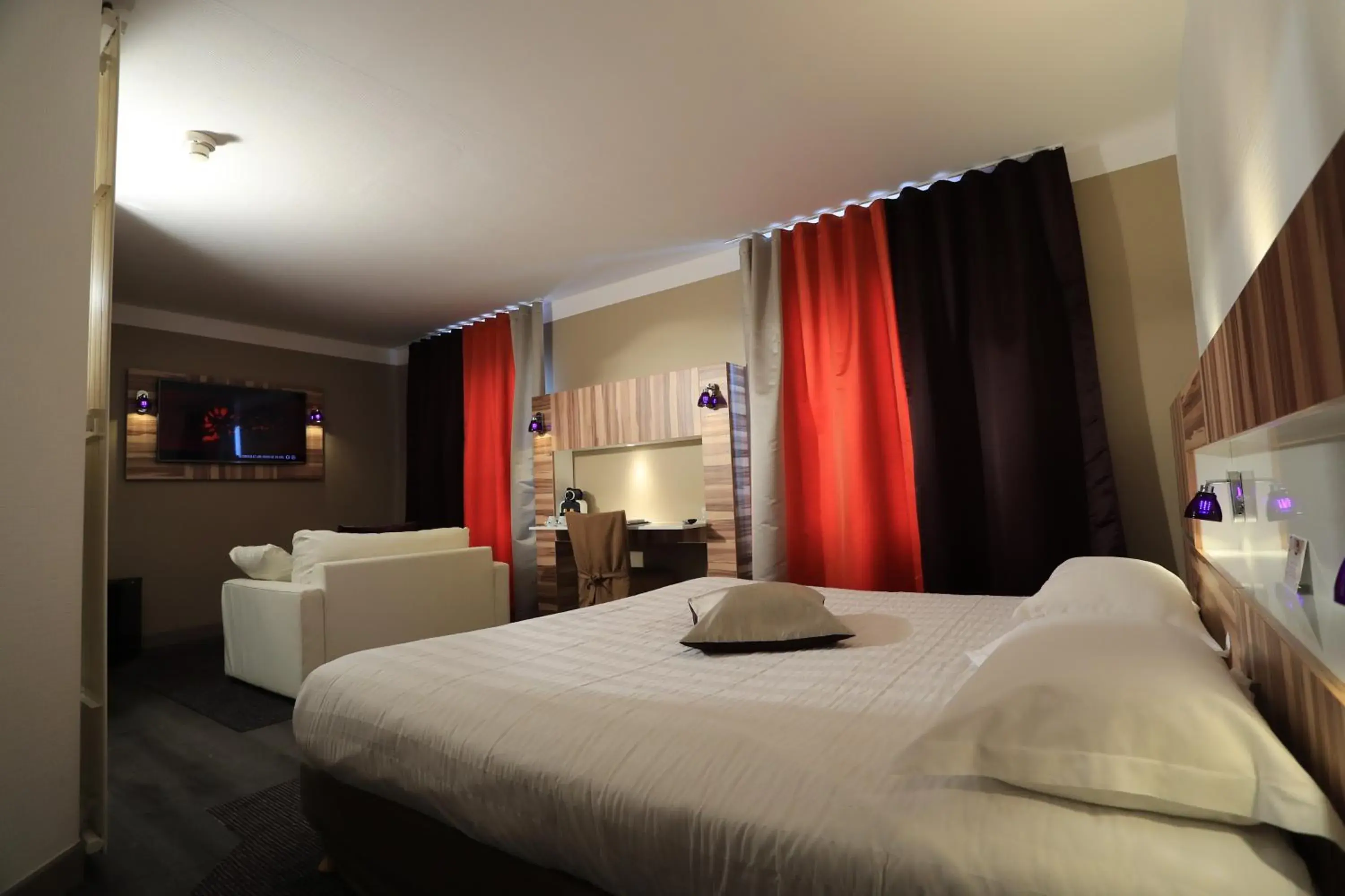 Photo of the whole room, Bed in The Originals Boutique, Grand Hotel Saint-Pierre, Aurillac (Qualys-Hotel)