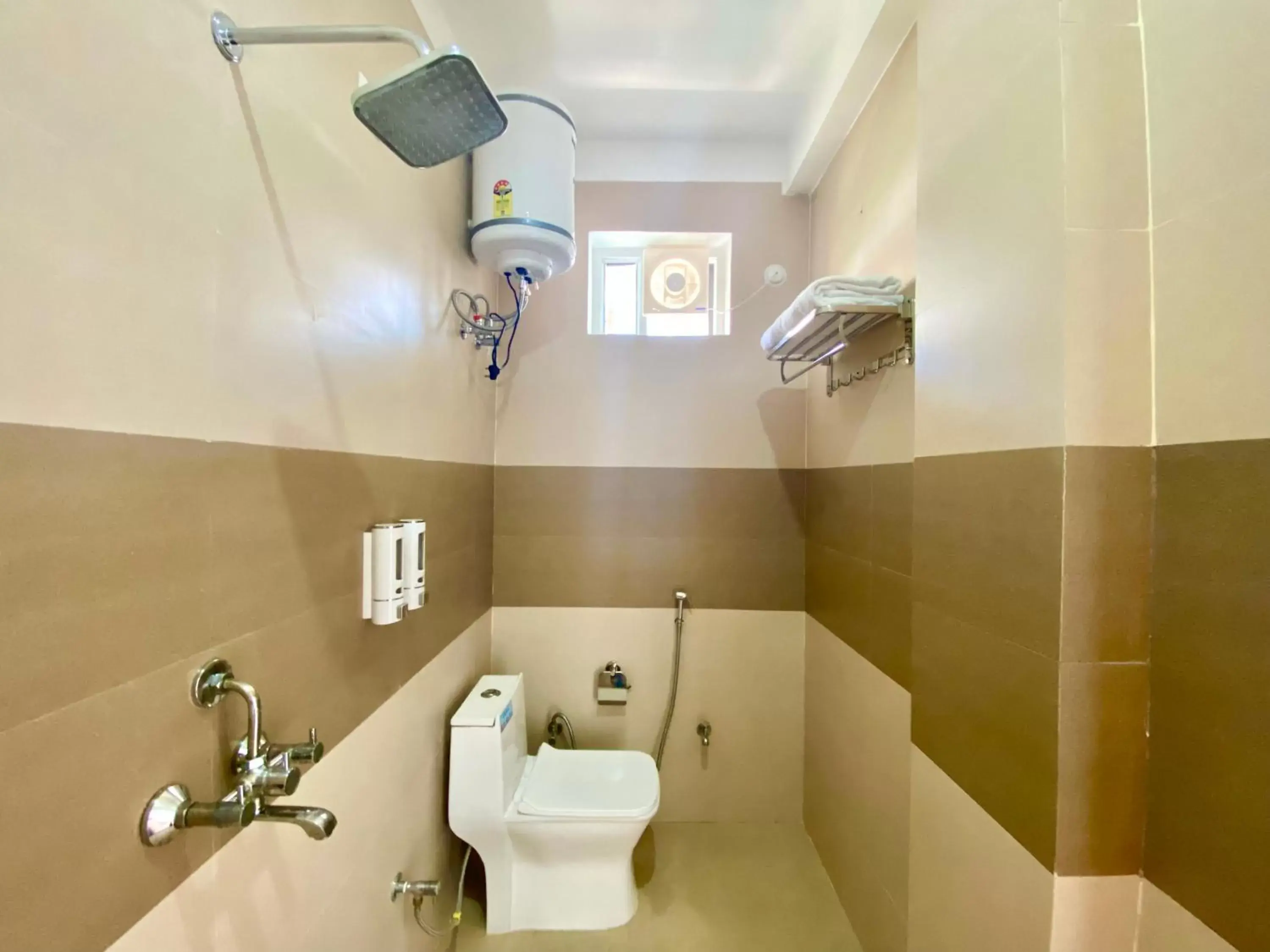 Shower, Bathroom in Hotel Wraveler Inn Rishikesh