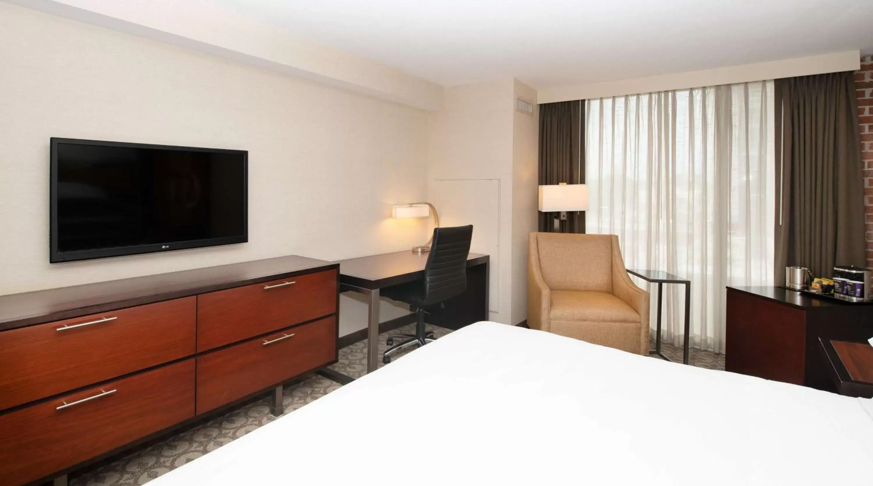 Bedroom, TV/Entertainment Center in DoubleTree Hotel & Suites Charleston Airport