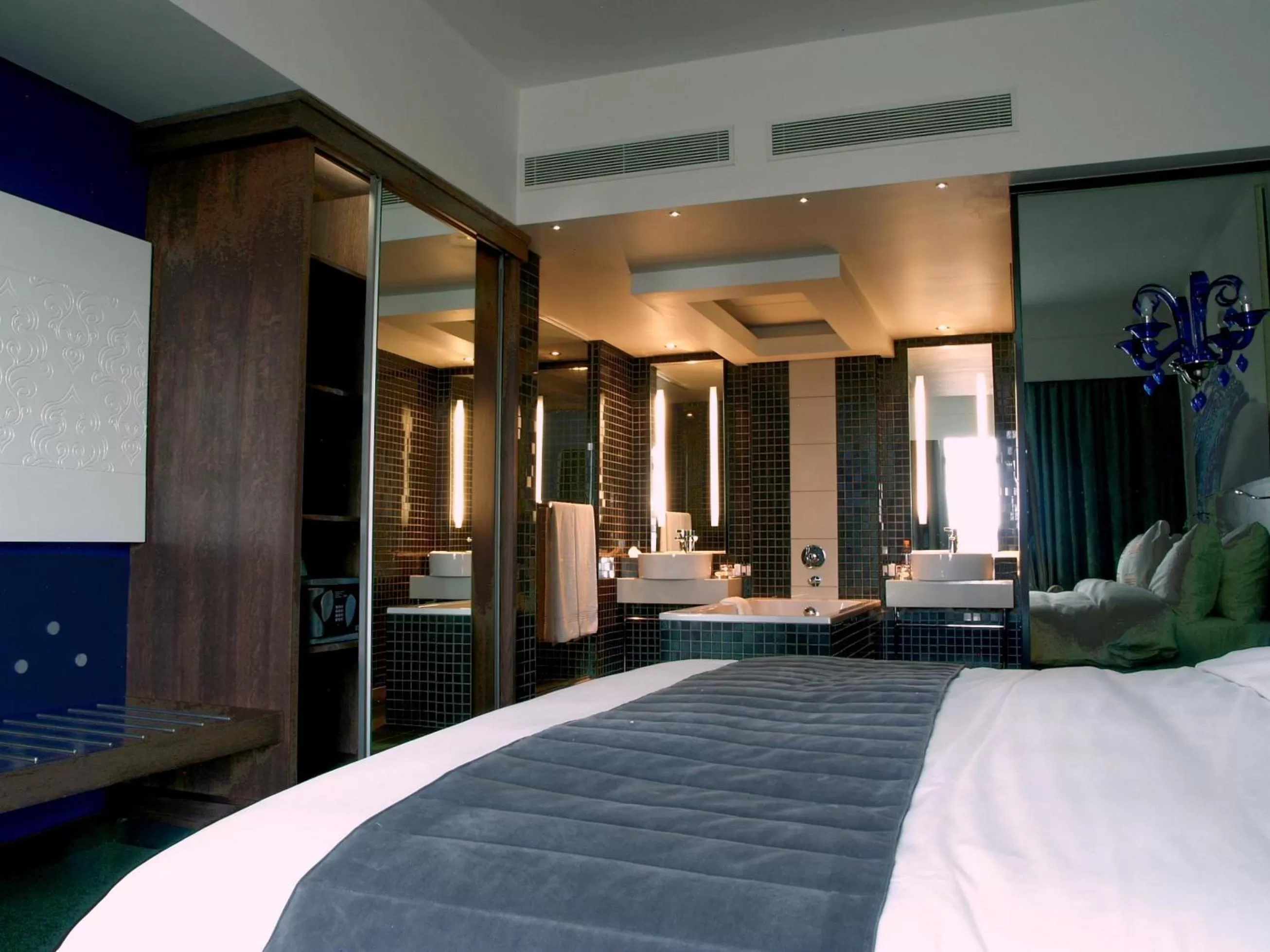 Bathroom, Bed in Southern Sun Rosebank, Johannesburg