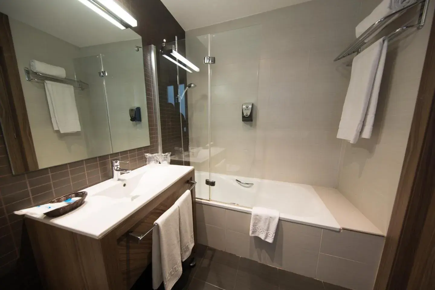 Toilet, Bathroom in Hotel Aroi Ponferrada