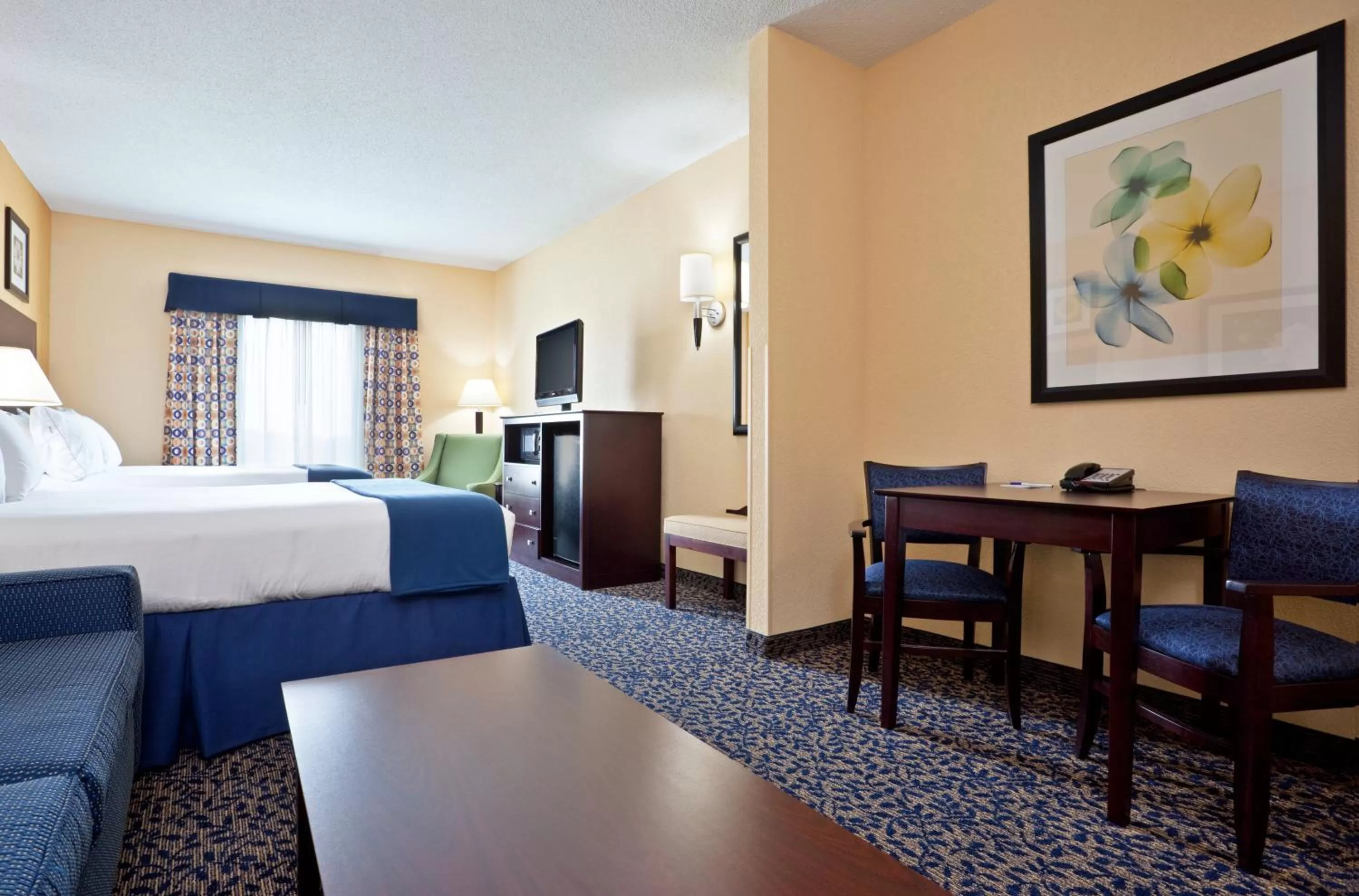 Bedroom in Holiday Inn Express Hotel and Suites Akron South-Airport Area by IHG