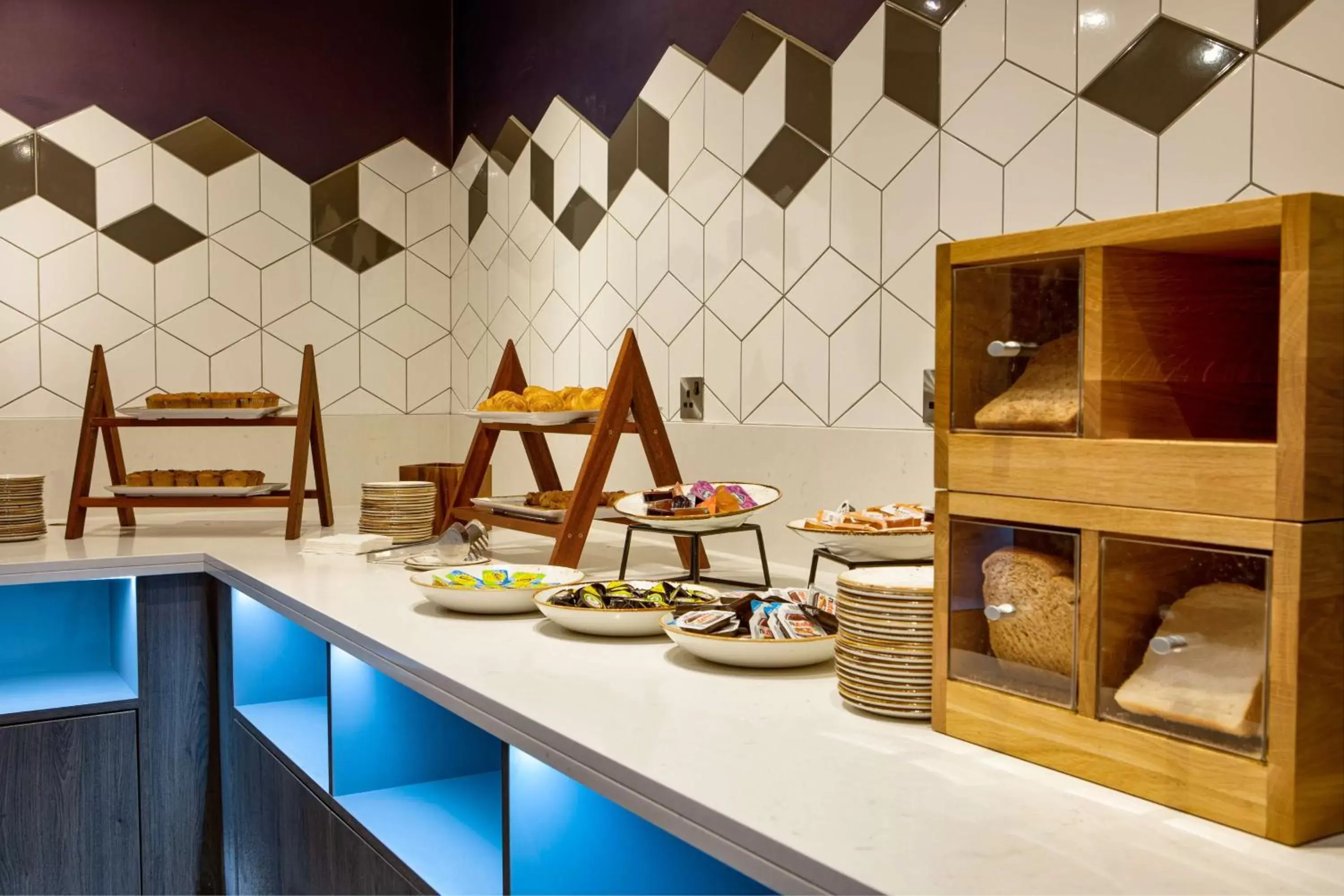 Breakfast, Kitchen/Kitchenette in DoubleTree by Hilton London Elstree