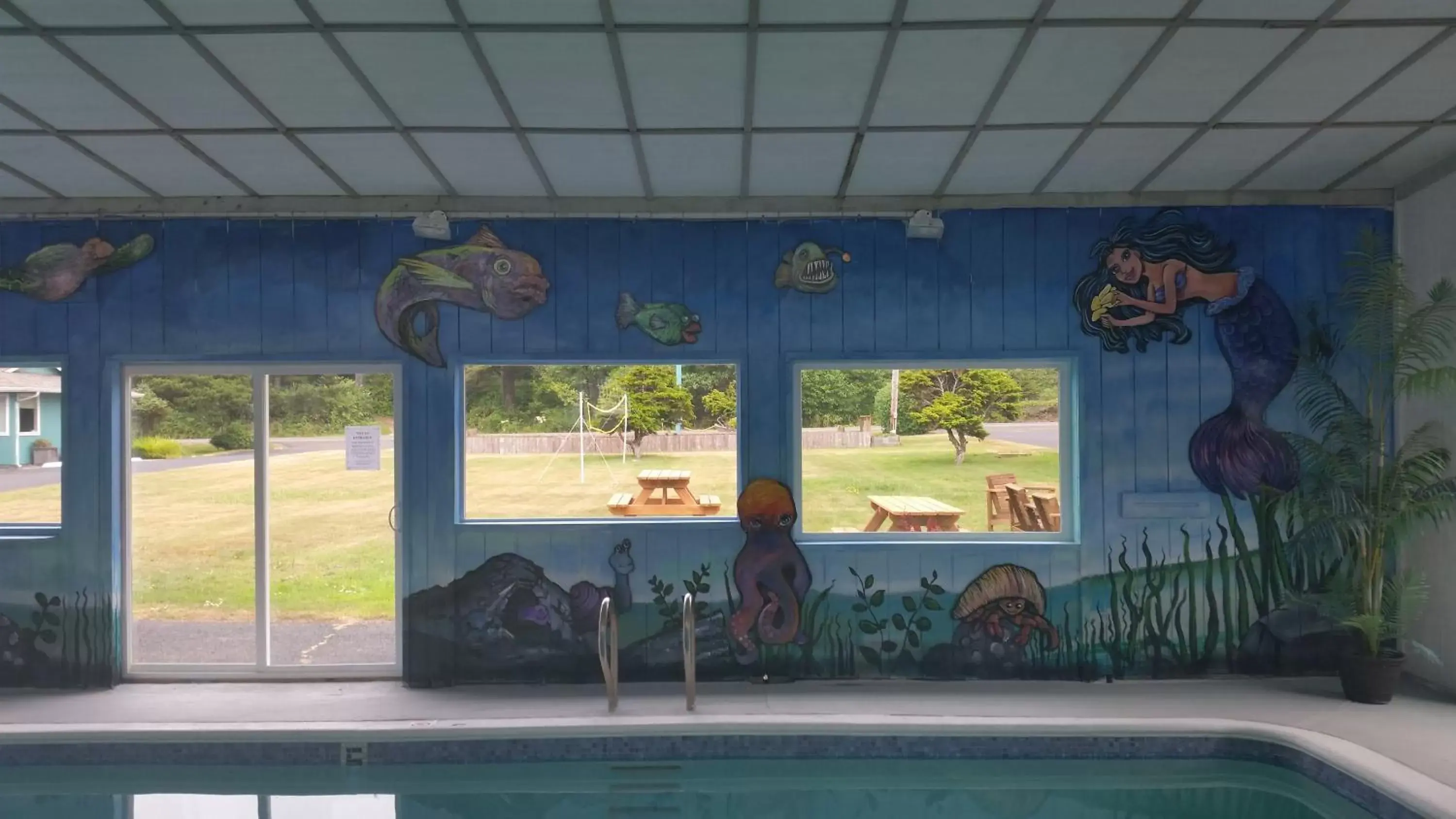 Swimming pool in Silver Surf Motel