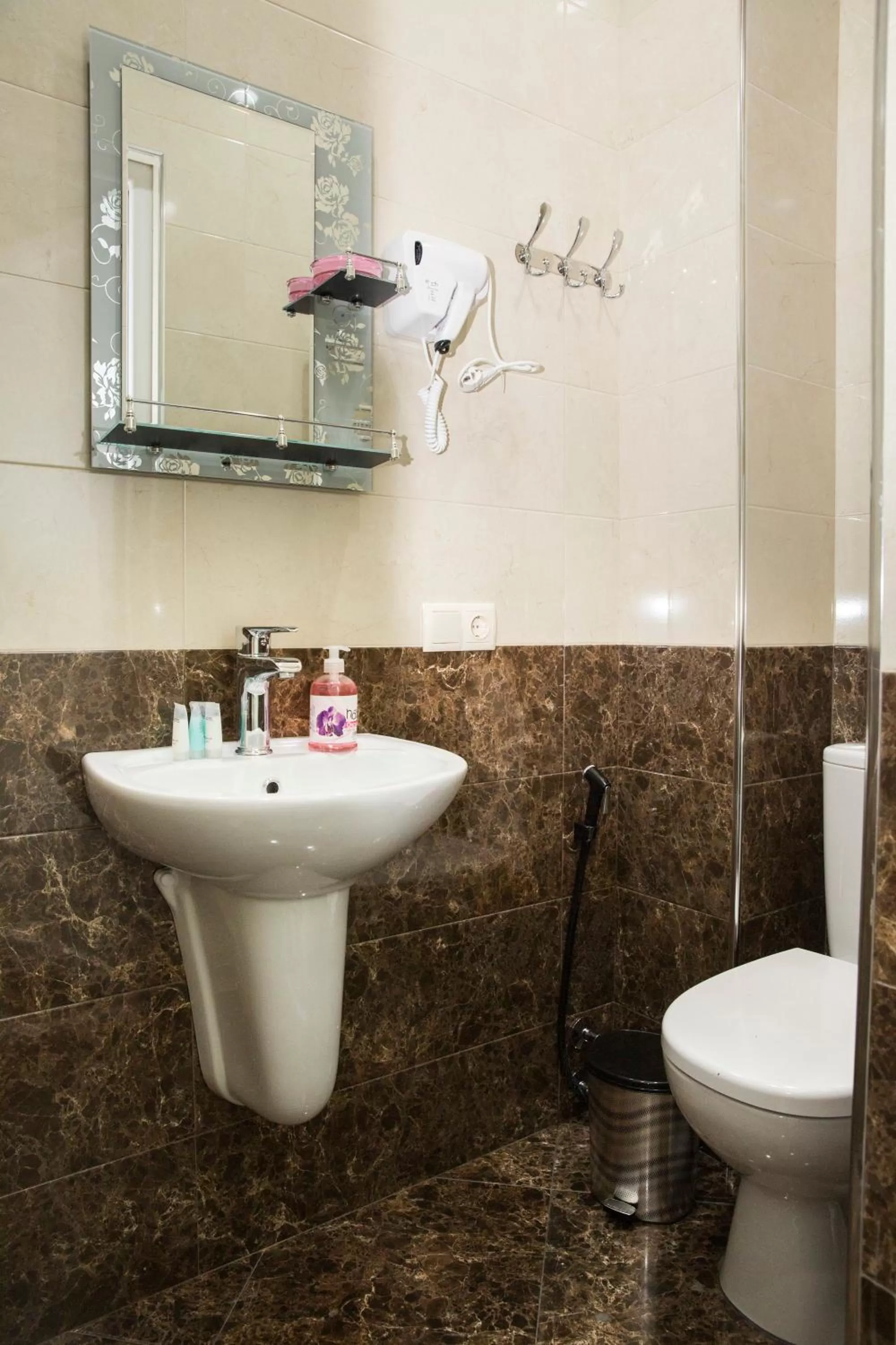 Shower, Bathroom in Hotel Maria