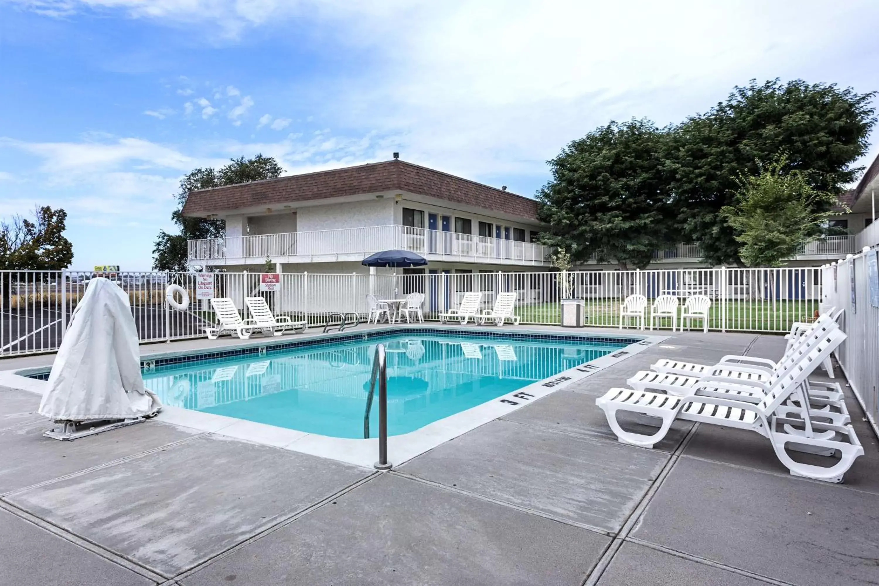 Activities, Swimming Pool in Motel 6 Ontario, OR