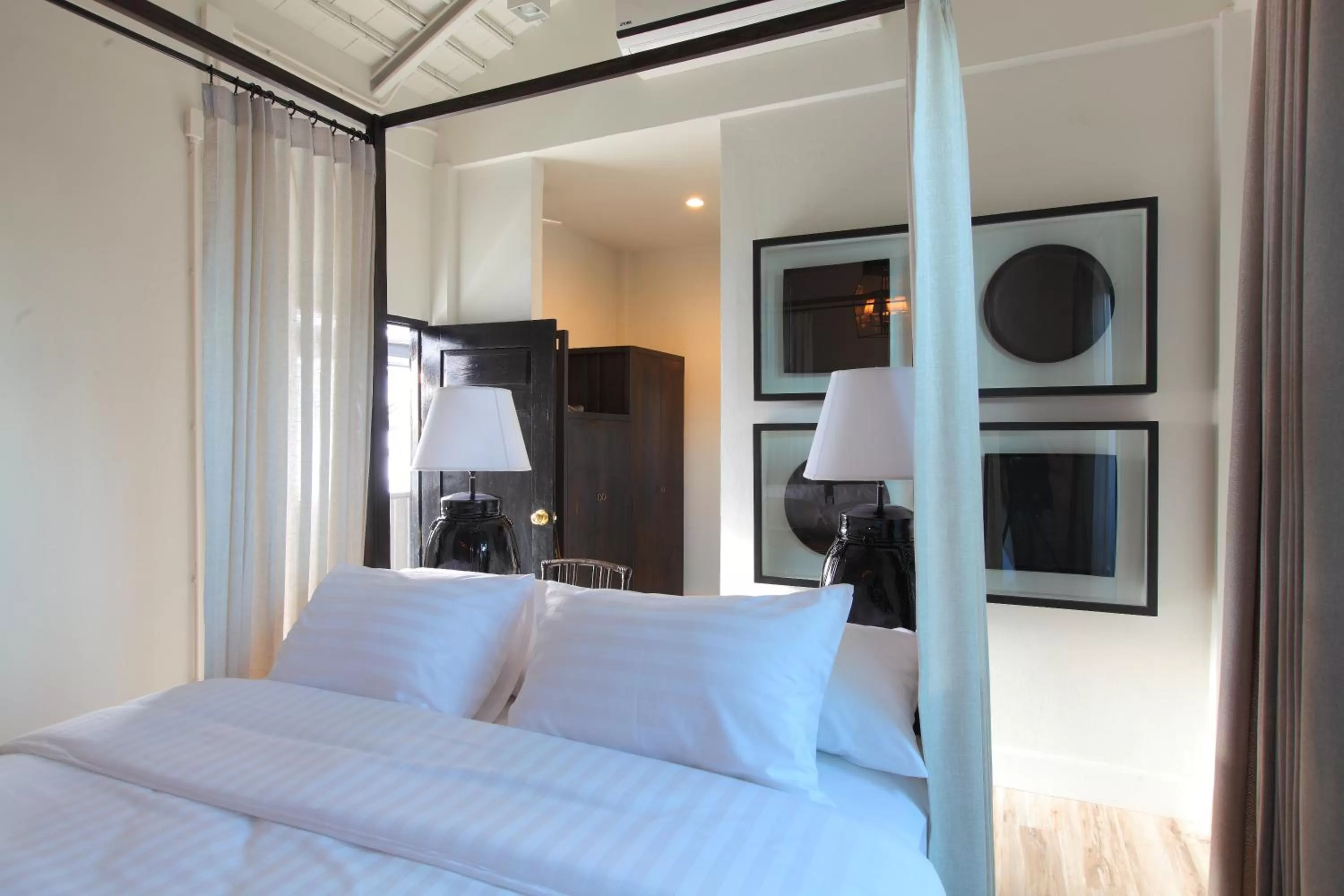 Bed in 99 The Gallery Hotel