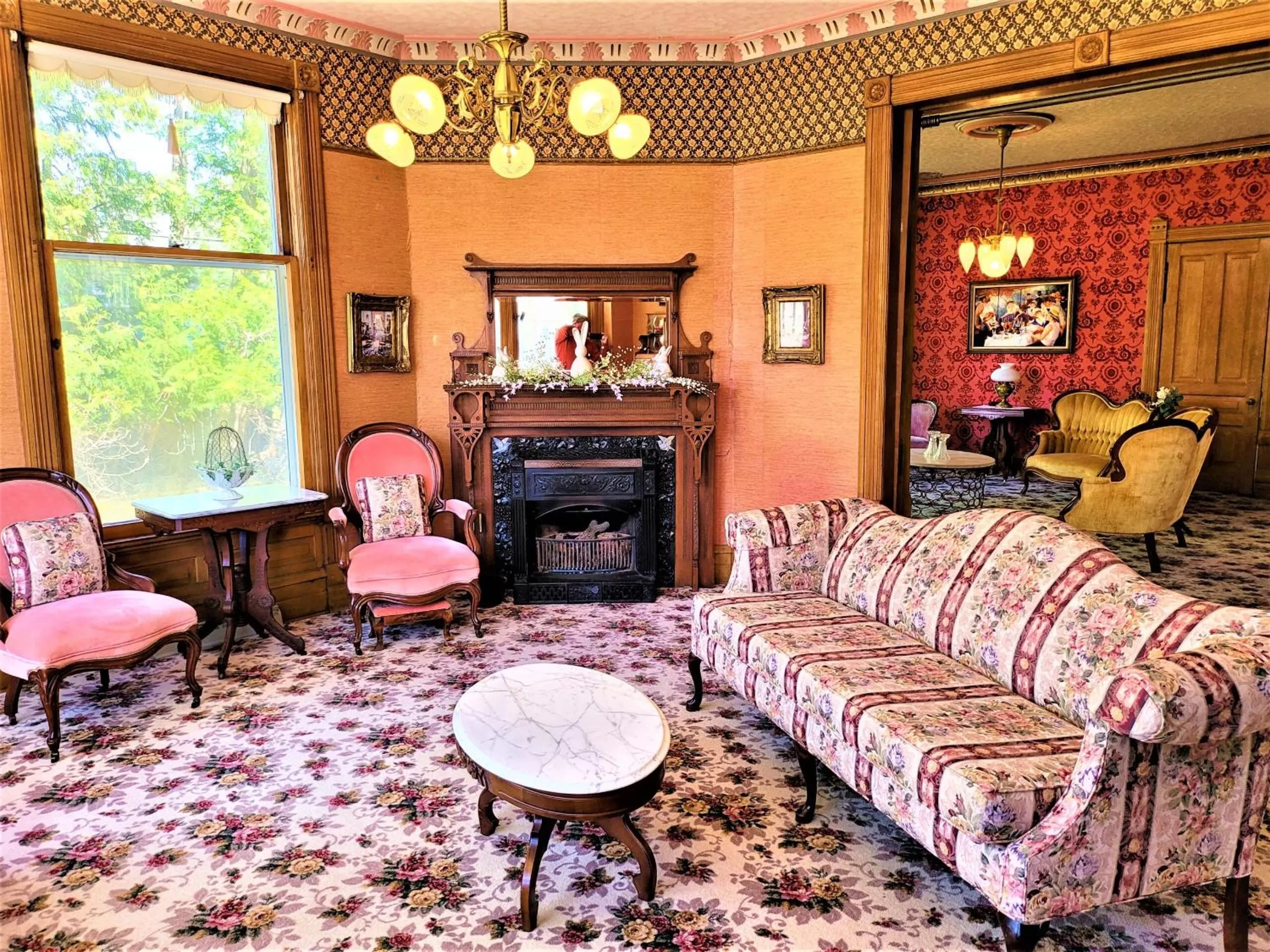Living room in Grand Victorian B&B Inn